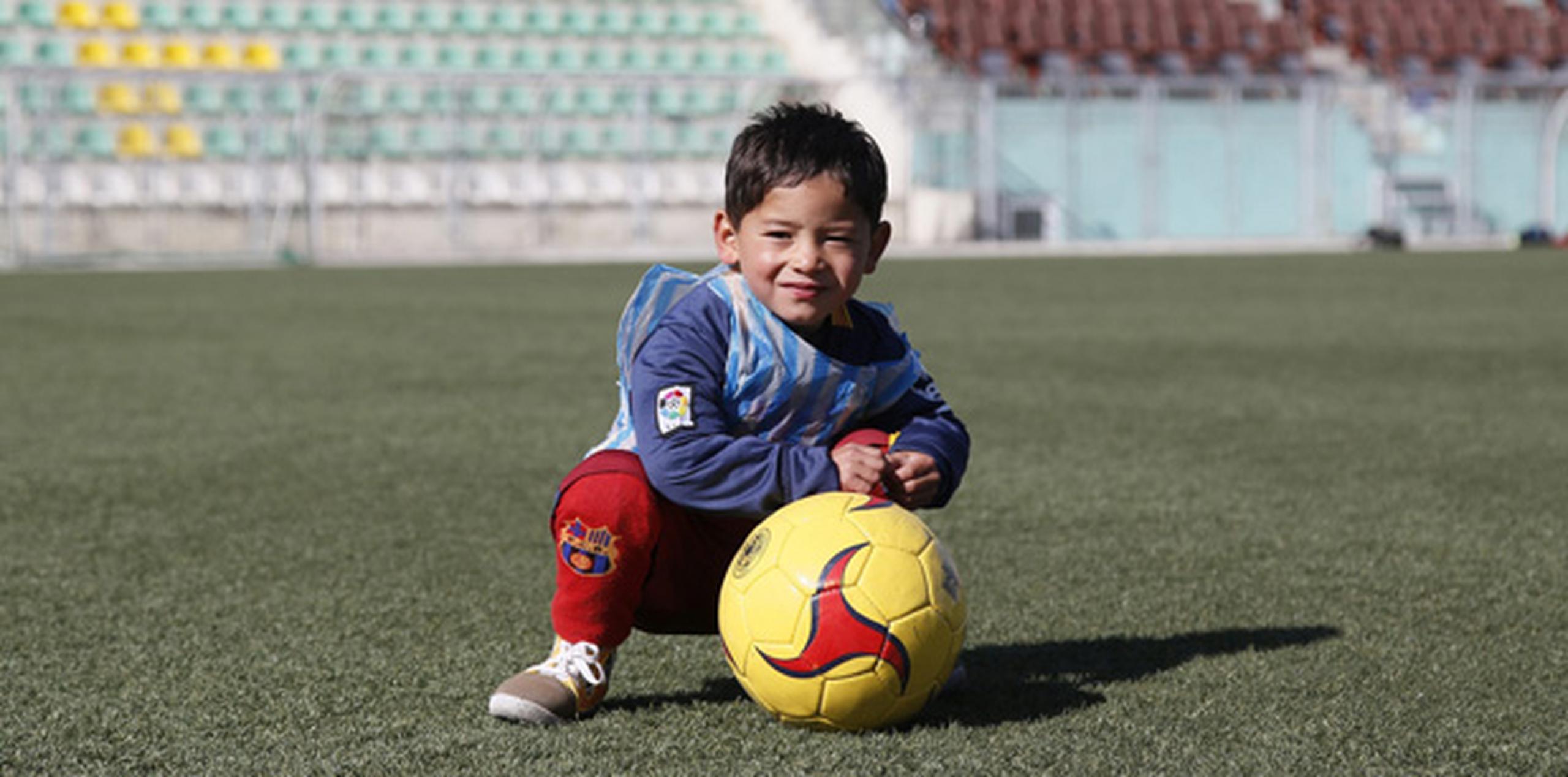 Las imágenes de Murtaza jugando al fútbol cerca de su casa en la provincia oriental de Ghazni le mostraban con la bolsa de plástico —azul con rayas blancas, como la camiseta argentina— con el nombre de Messi y su número 10 escritos con marcador negro. (EFE)