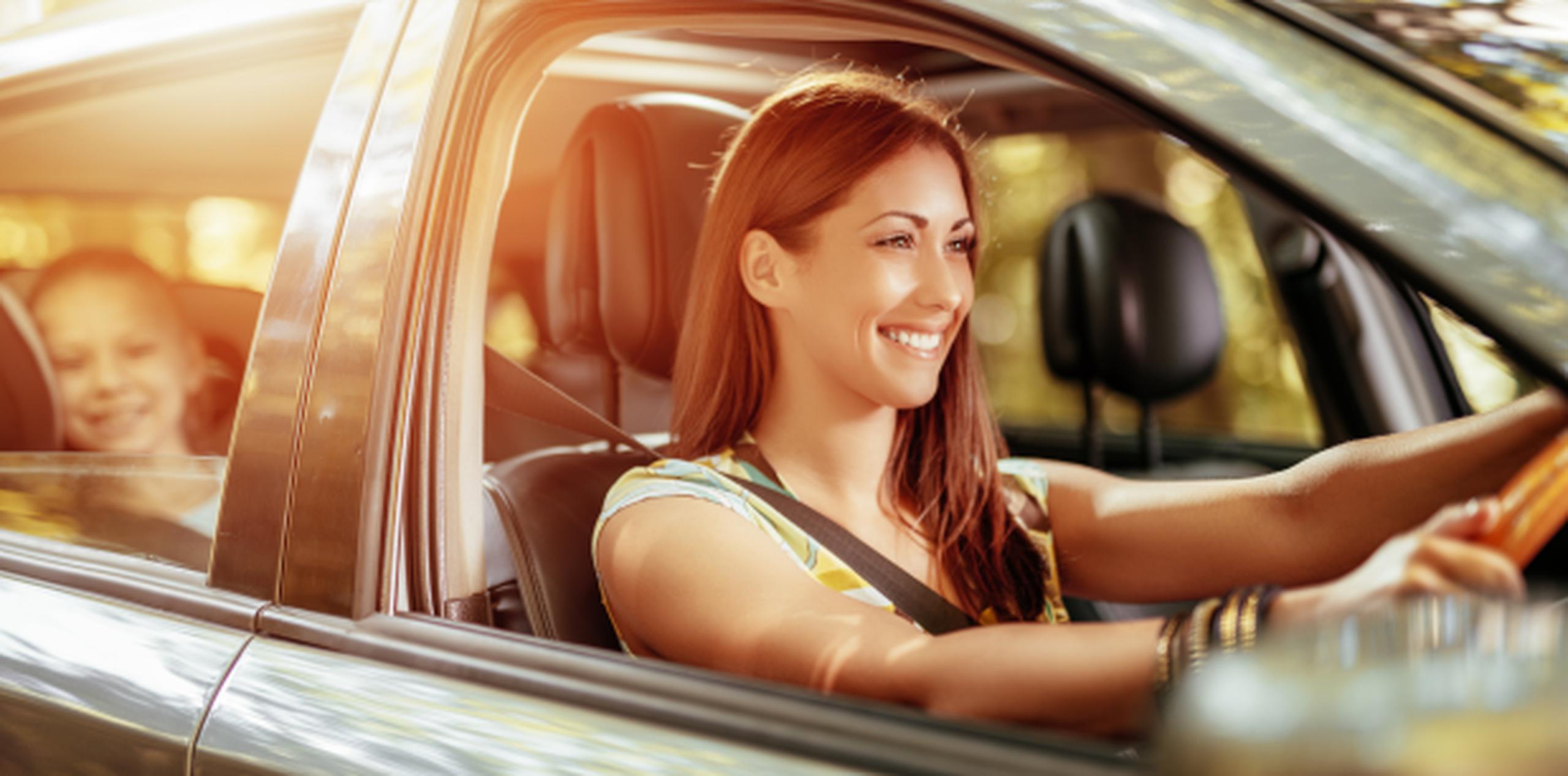 Los accidentes más frecuentes en las conductoras son salirse de la vía o los golpes por alcance. (Shutterstock)