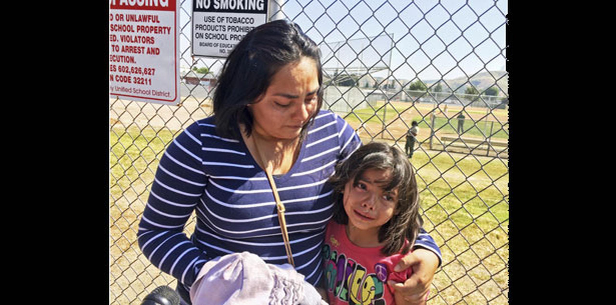 "No sé qué hacer. No sé qué decirle", dijo Barajas mientras ambas se abrazaban y lloraban afuera de la escuela primaria North Park, en San Bernardino. (Prensa Asociada)