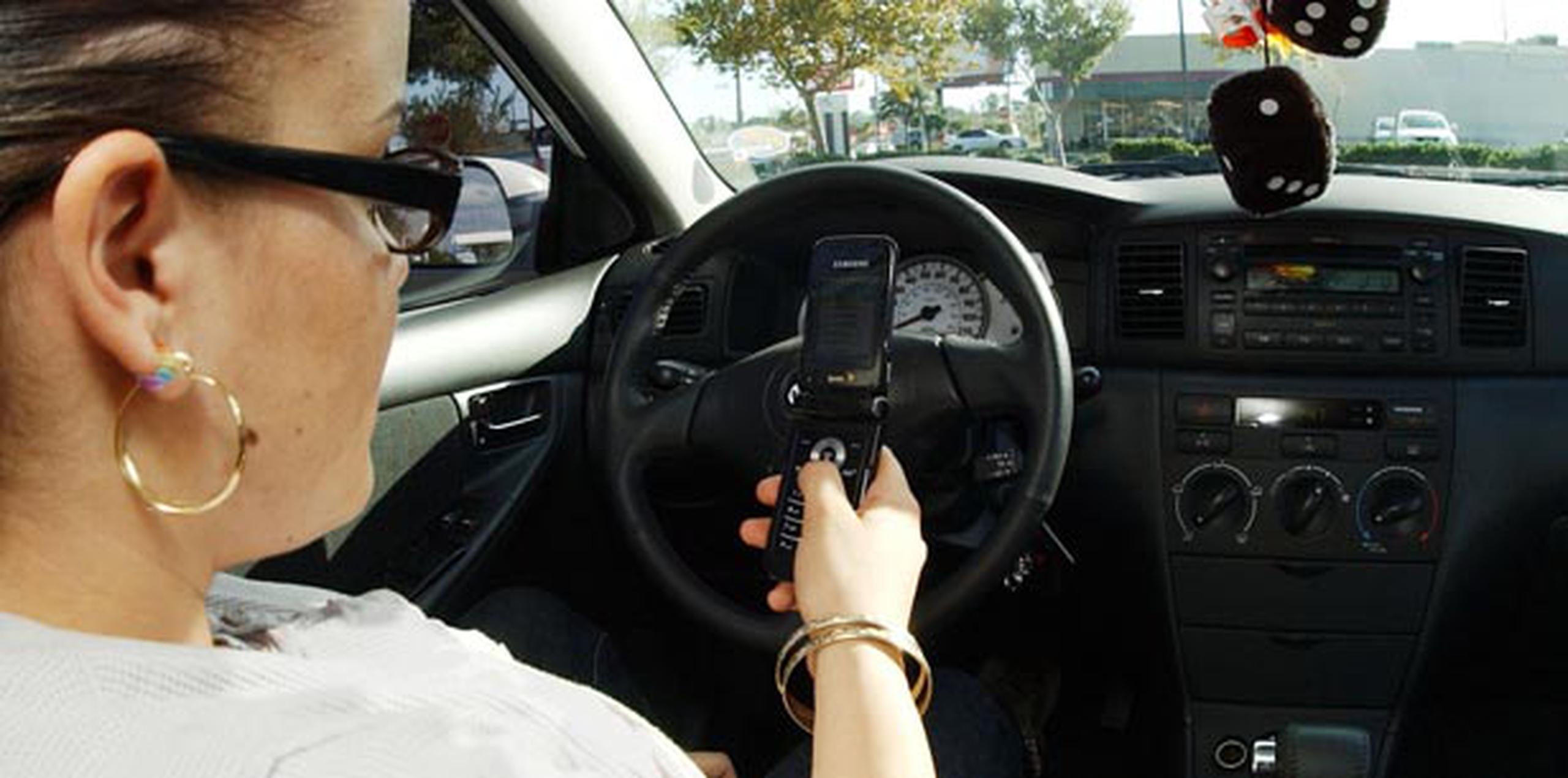 Estudios previos con simuladores, pruebas de manejo y registros de celular sugieren que el riesgo al conducir aumenta cuando la gente está en el teléfono móvil. (Archivo)