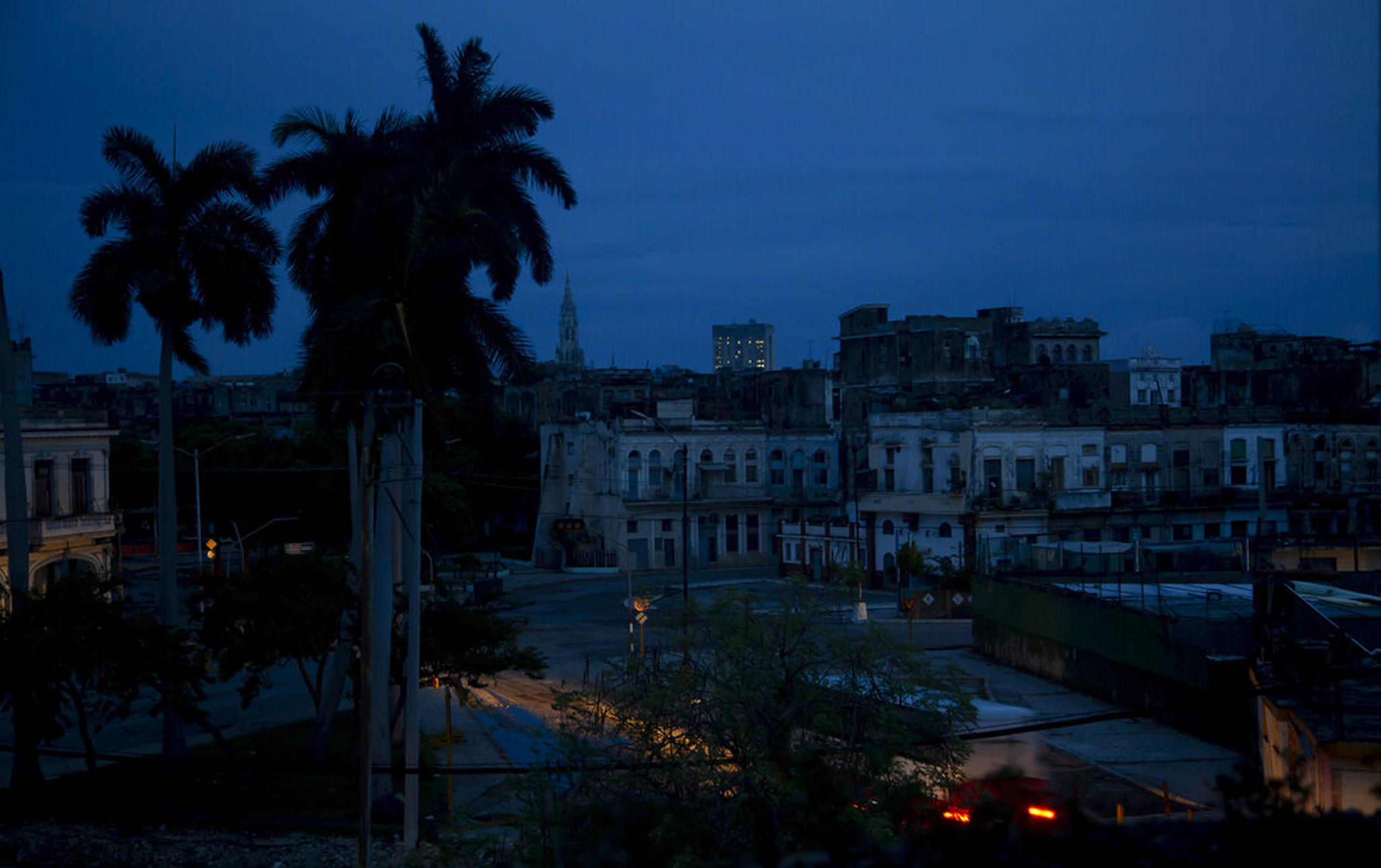 Un vecindario permanece a oscuras durante un apagón provocado por el paso del huracán Ian en La Habana, Cuba, la madrugada del 28 de septiembre de 2022.