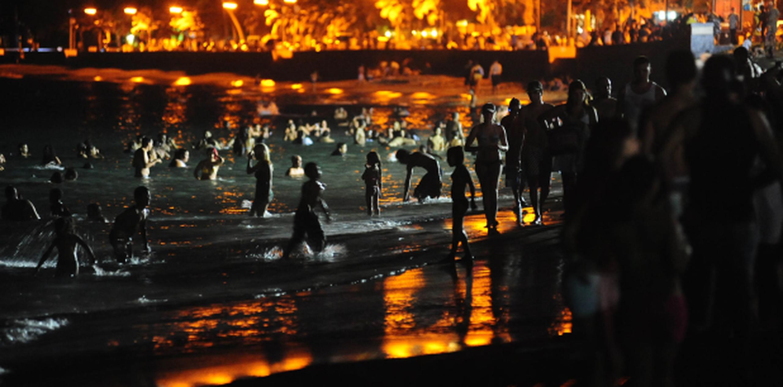 Las condiciones marítimas también estarán tranquilas, lo que favorece la incursión nocturna en las playas y balnearios como dicta la tradición en la Noche de San Juan, para tirarse al agua y alejar los males. (Archivo)