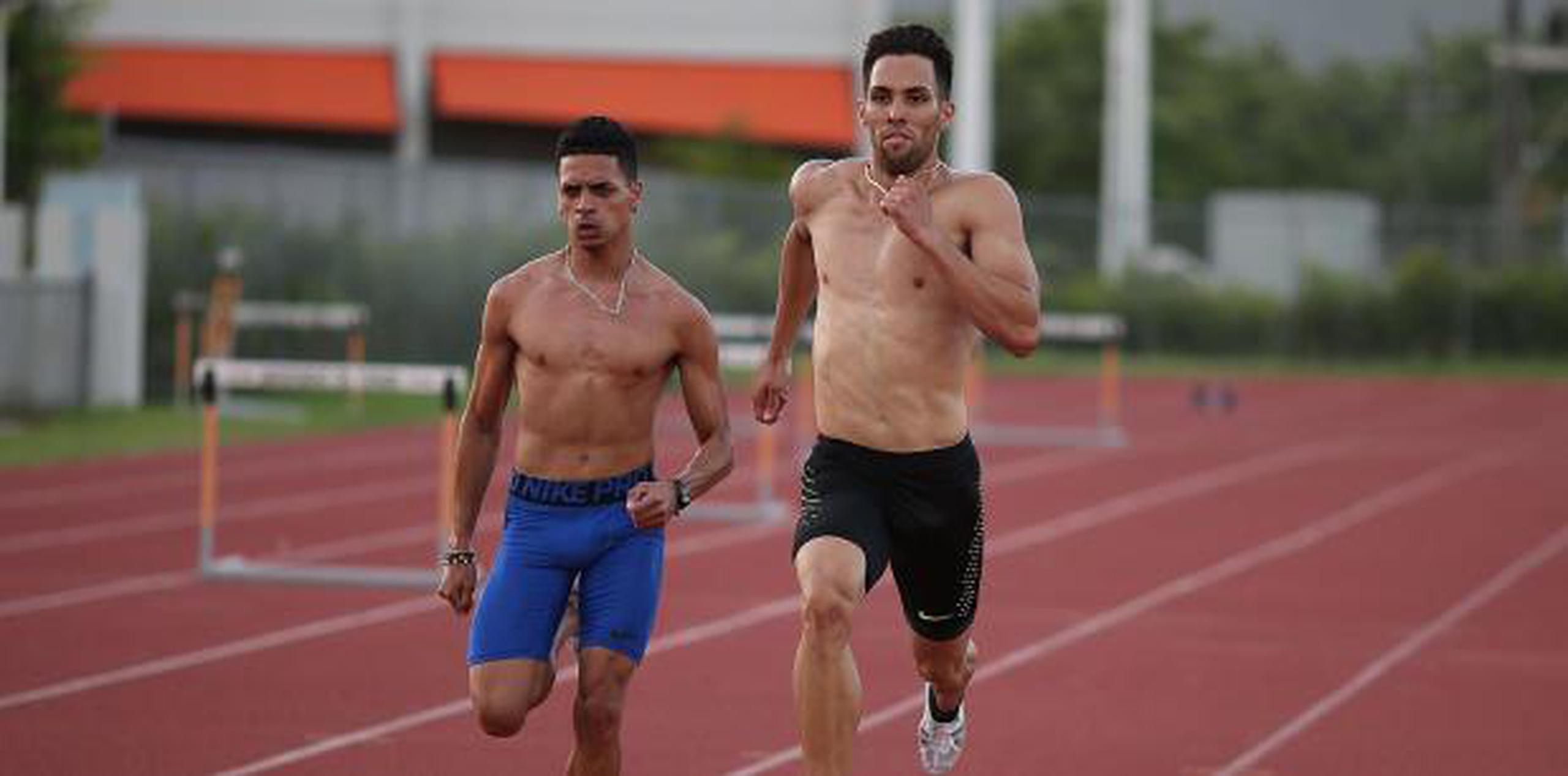 Wesley Vázquez, a la derecha junto a Andrés Arroyo, cronometró 1:46.77. (Archivo / GFR Media)