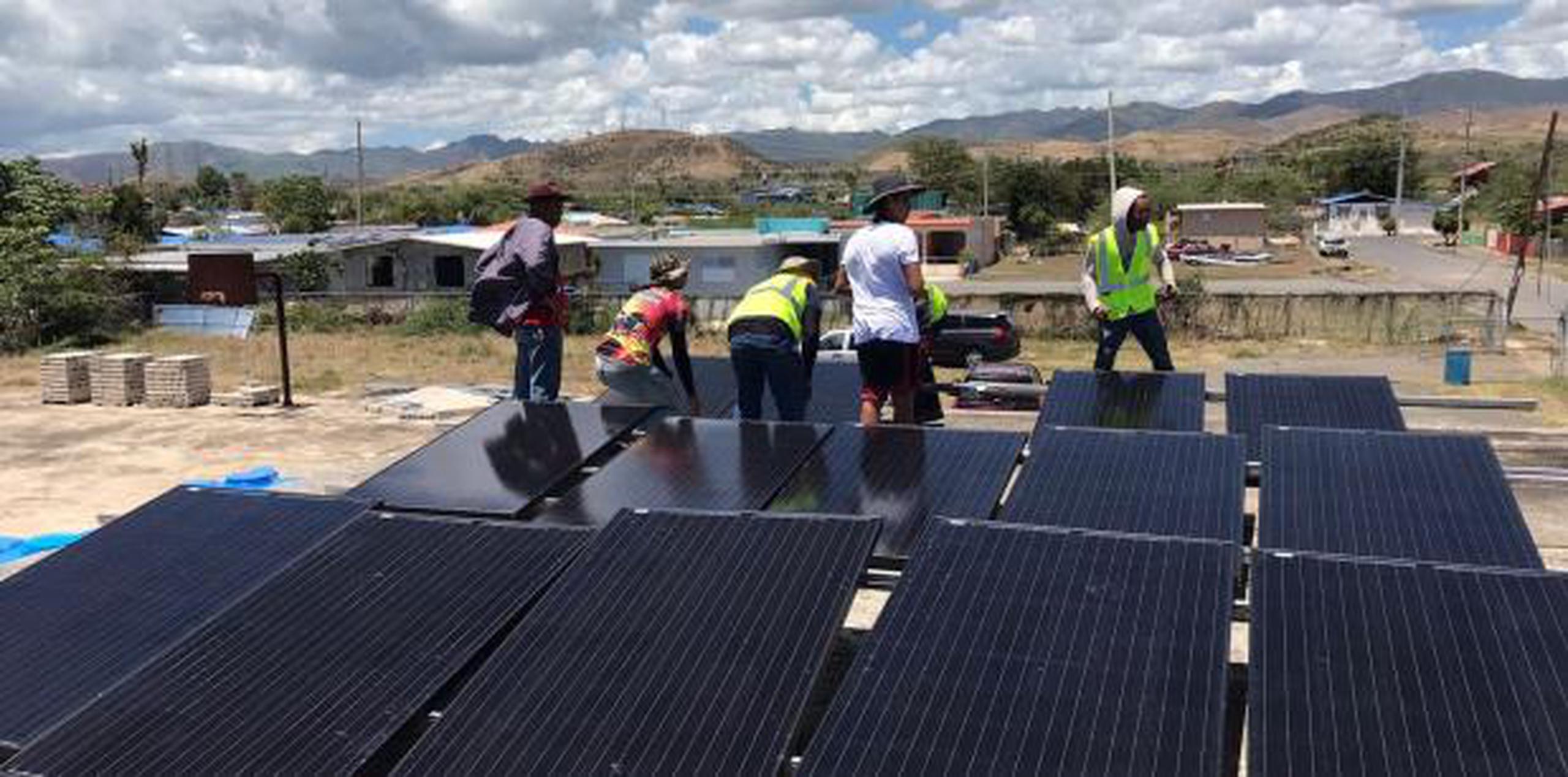 Las particularidades del proyecto es la integración de una decena de jóvenes que se capacitaron para instalar las placas solares, ya que es “un proyecto de la comunidad, para la comunidad”.  (Para Suroeste / Sandra Torres Guzmán)