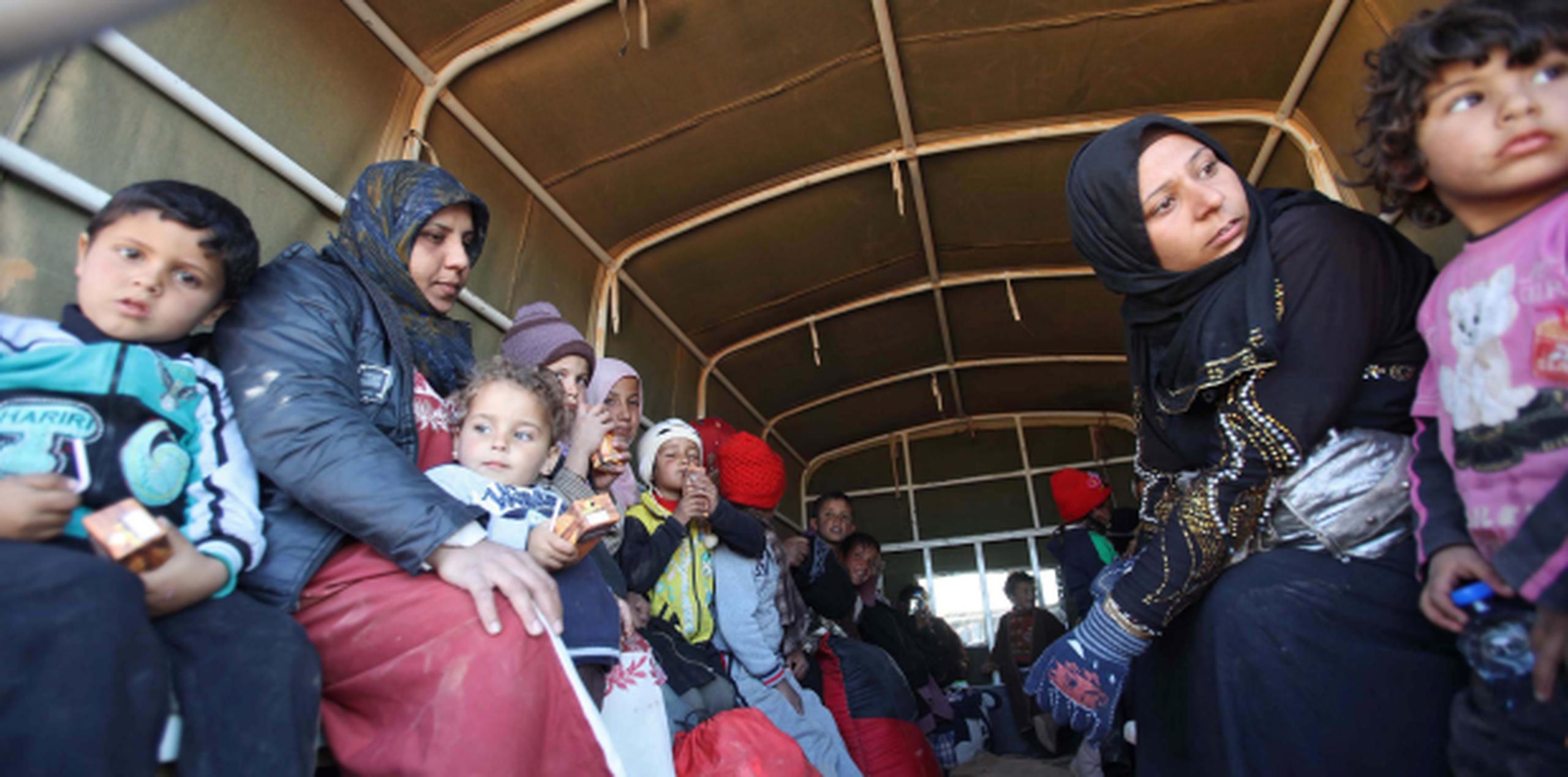 Refugiados sirios llegan en un camión después de cruzar la frontera noroccidental de Jordania con Siria. (EFE)