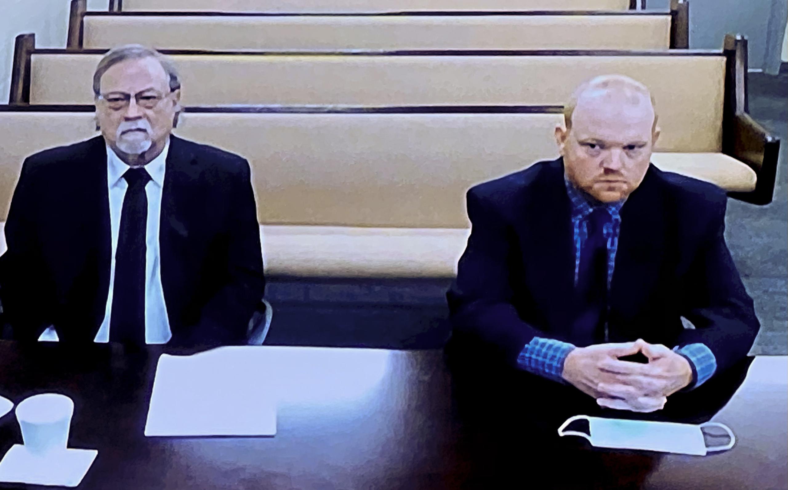 Gregory McMichael, izquierda, y su hijo Travis, acusados de matar a tiros a Ahmaud Arbery en febrero de 2020.