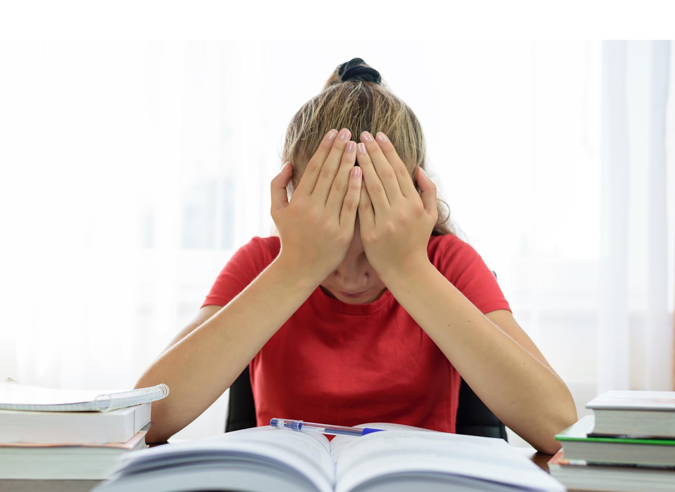 El rezago en la lectura no solo tiene implicaciones académicas para los estudiantes; también tiene un efecto en su salud emocional que puede llegar a complicaciones mayores.
