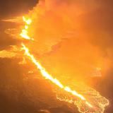 Volcán hace erupción en Islandia tras fuerte actividad sísmica