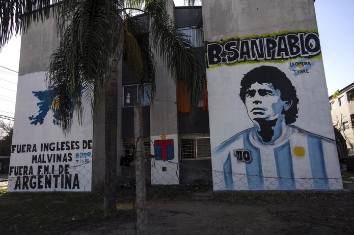Un mural con la imagen de Diego Maradona y las Islas Malvina en el barrio San Pablo de Buenos Aires, el 23 de mayo de 2022. (AP Foto/Rodrigo Abd)