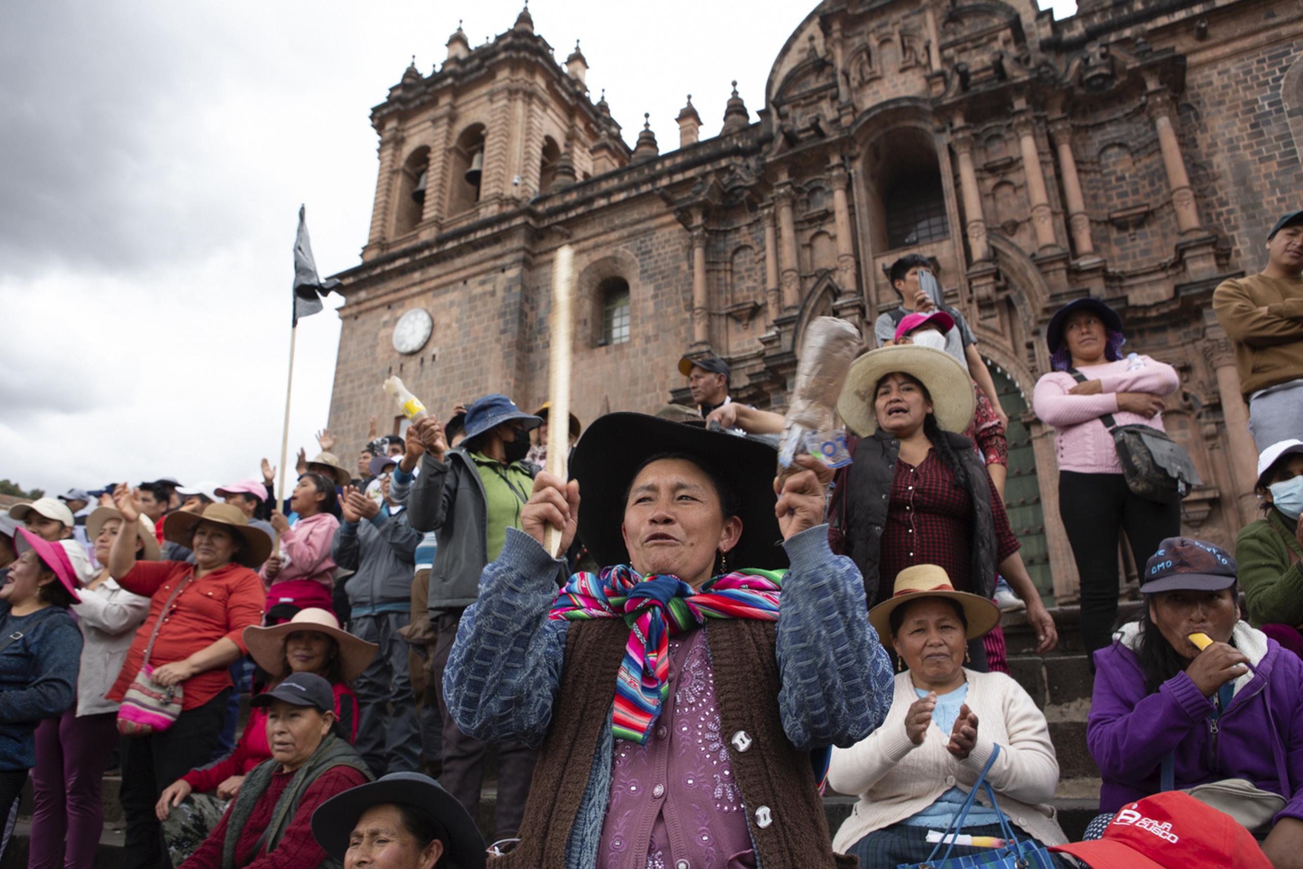 Una persona da la bienvenida a manifestantes de diferentes regiones del departamento de Cusco cuando se unen a las protestas antigubernamentales en Cusco, Perú, el jueves 19 de enero de 2023. (AP Foto/Manuel Orbegozo)