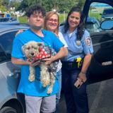 Policía reúne a perrito perdido con su familia