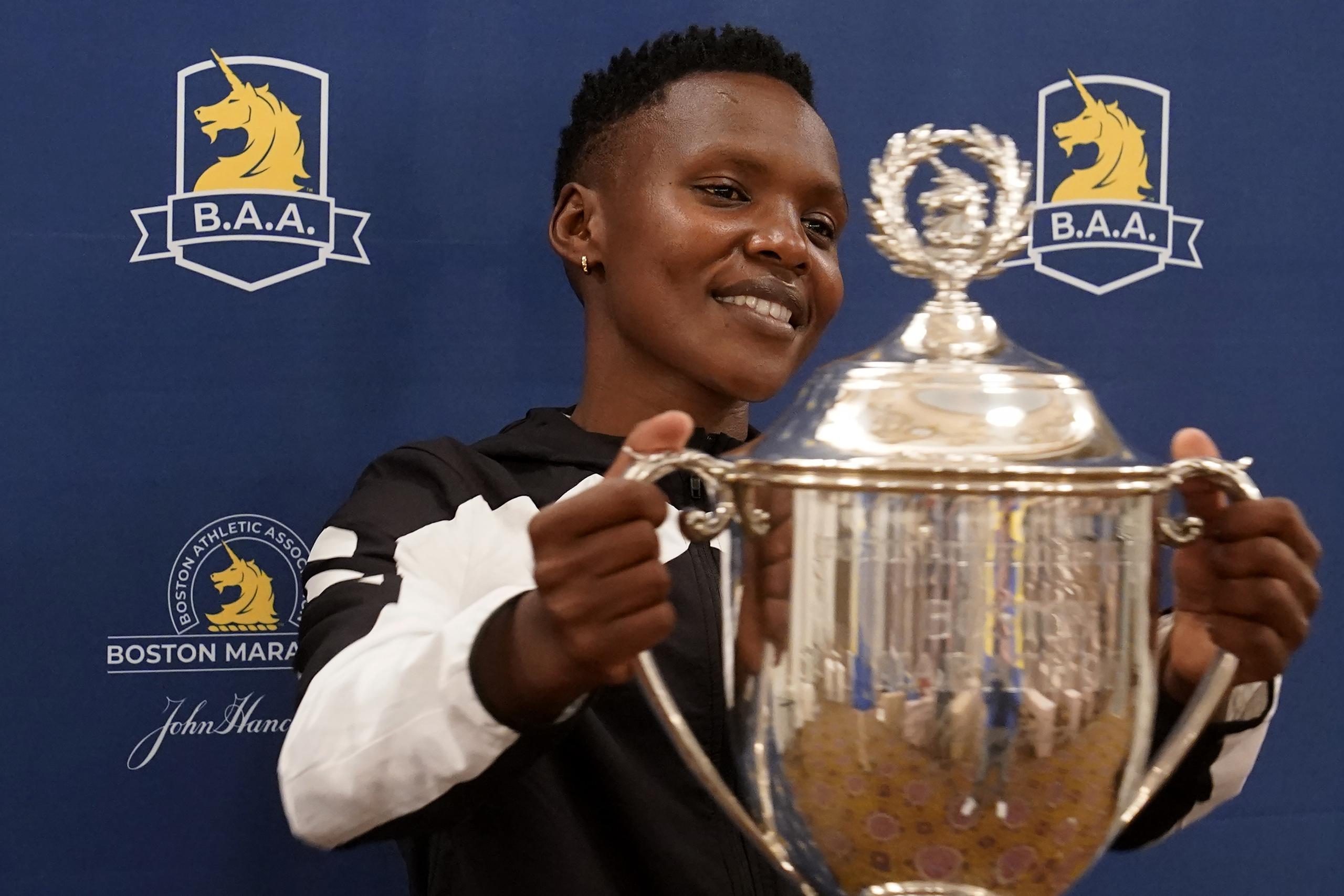 La keniana Diana Kipyokei posa con el trofeo tras conquistar el Maratón de Boston. El viernes fue suspendida por violar las normas de dopaje.