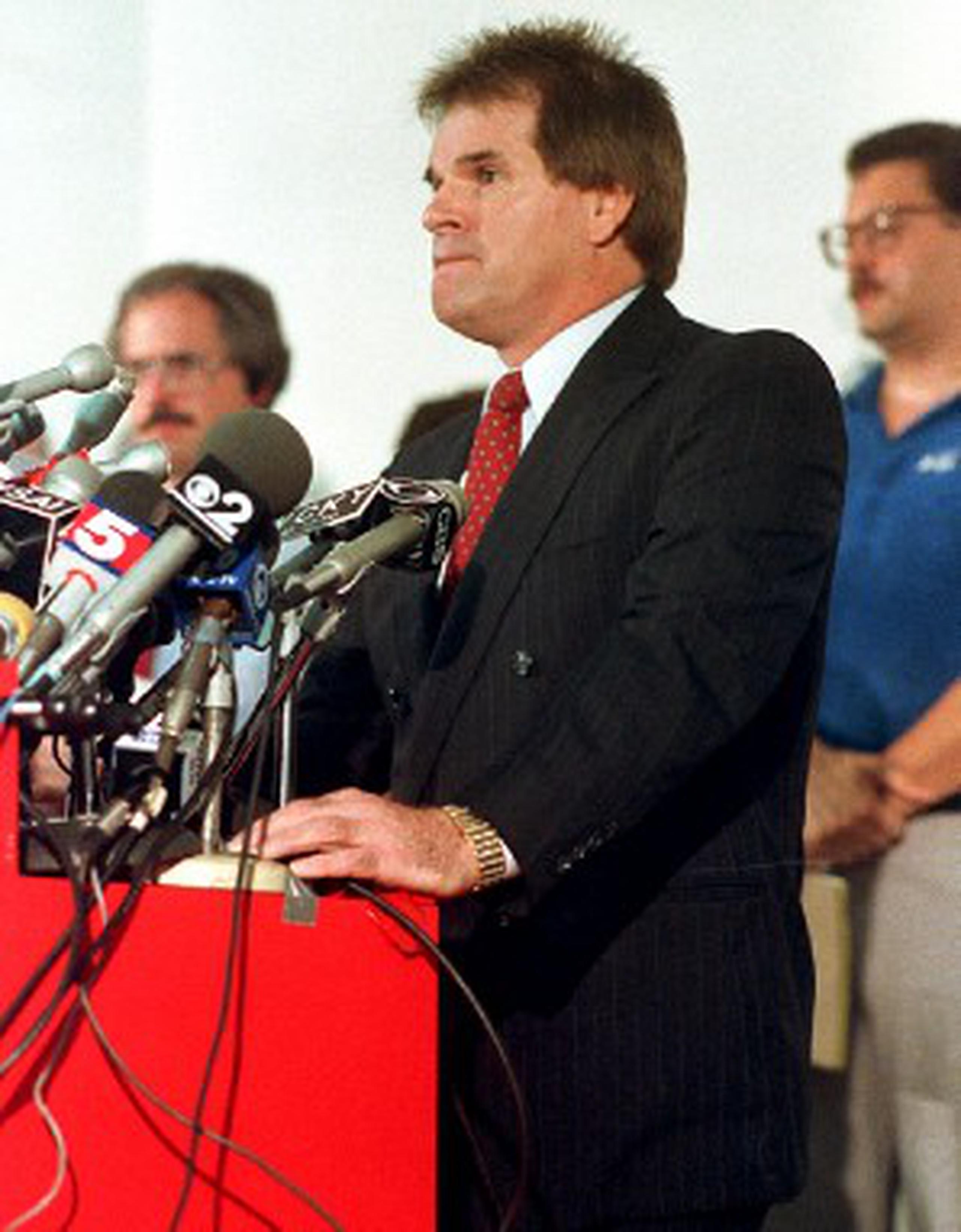 Pete Rose fue suspendido de por vida del béisbol por apostar cuando era entrenador de los Rojos de Cincinnati. (Archivo)
