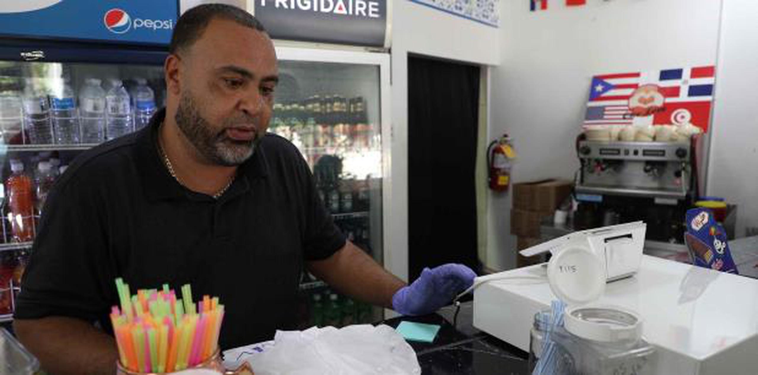 El dueño del restaurante de comida mediterránea/criolla Café Sidibou, Ahmed Hamza, alegó  tener problemas con la compañía que opera la máquina con la que cobra el Impuesto sobre Ventas y Uso.  (juan.martinez@gfrmedia.com)