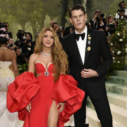Shakira conquista la Met Gala con vestido rojo