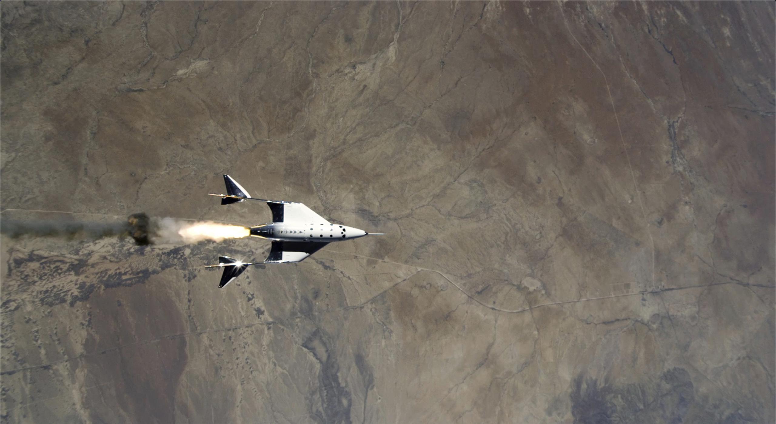 El momento en que el transbordador VSS Unit enciende su motor cohete tras ser liberado de la nave VMS Eve sobre el centro espacial Spaceport America, en Nuevo México.