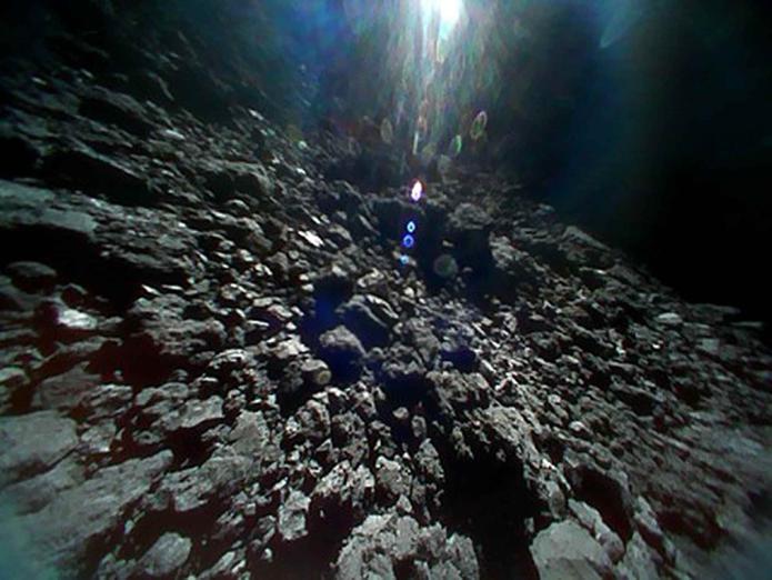 Imagen captada por el Rover-1B y distribuida por la Agencia de Exploración Aeroespacial de Japón (JAXA) se muestra la superficie del asteroide Ryugu. (AP)