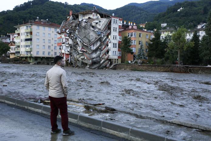 Un hombre mira las crecidas que causaron destrozos en la localidad de Bozkurt, en la provincia de Kastamonu, Turquía, el 12 de agosto de 2021.