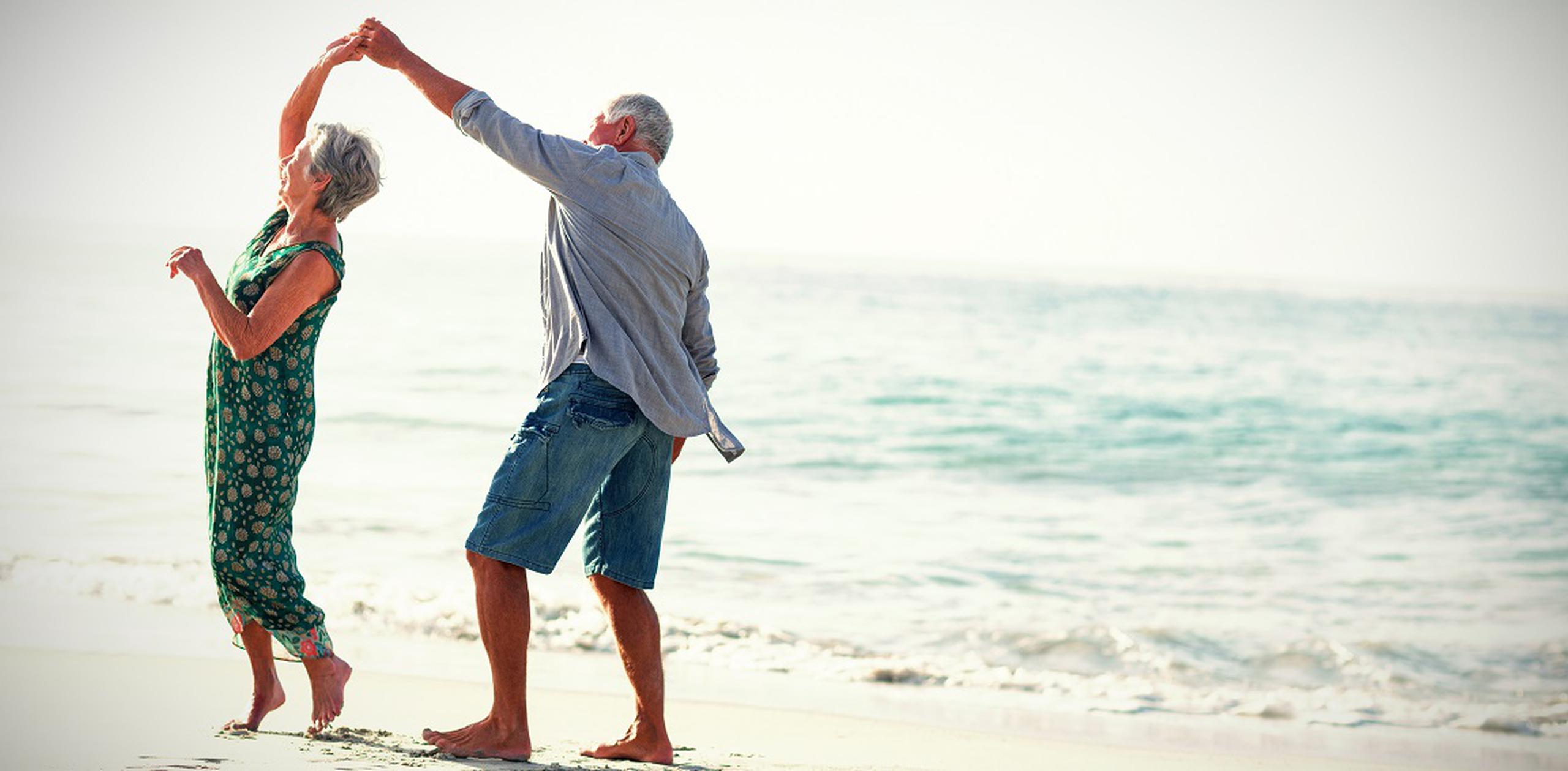 Las relaciones son la pieza clave para el proceso de envejecimiento, felicidad y salud de las personas. (Shutterstock)
