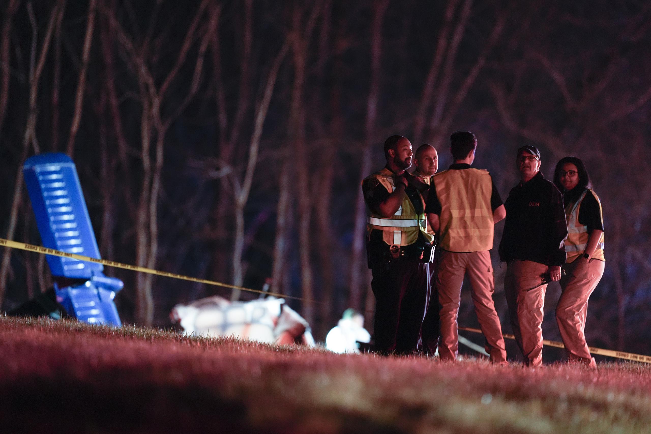 Trabajadores de emergencia trabajan en el lugar donde se estrelló una aeronave pequeña junto a la Interestatal 40, cerca de la milla 202, el lunes 4 de marzo de 2024, en Nashville, Tennessee. (AP Foto/George Walker IV)