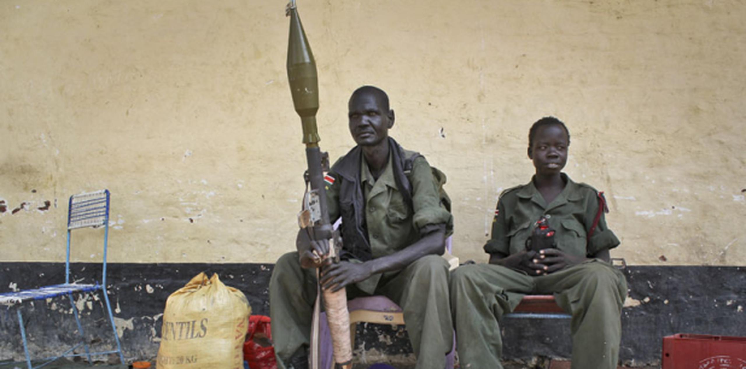 Dos rebeldes permanecen senatados en el hospital desalojado de Malakal en Sudán del Sur.(AP)