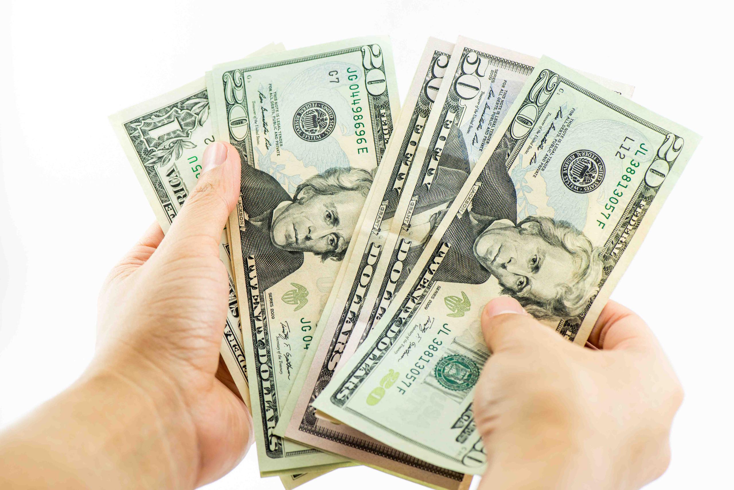 Unas 804,000 familias han recibido el dinero del estímulo económico federal, según Hacienda. (Shutterstock)