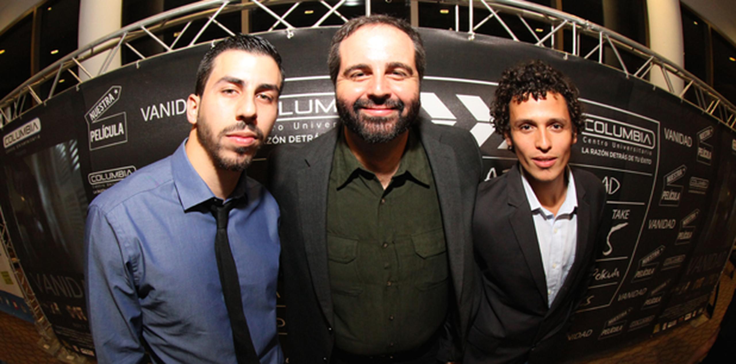 El director del cortometraje "Vanidad", Juanma Fernández-París, flanqueado por los protagonistas del filme, Sebastián Vázquez y Mickey Negrón. (Suministrada)