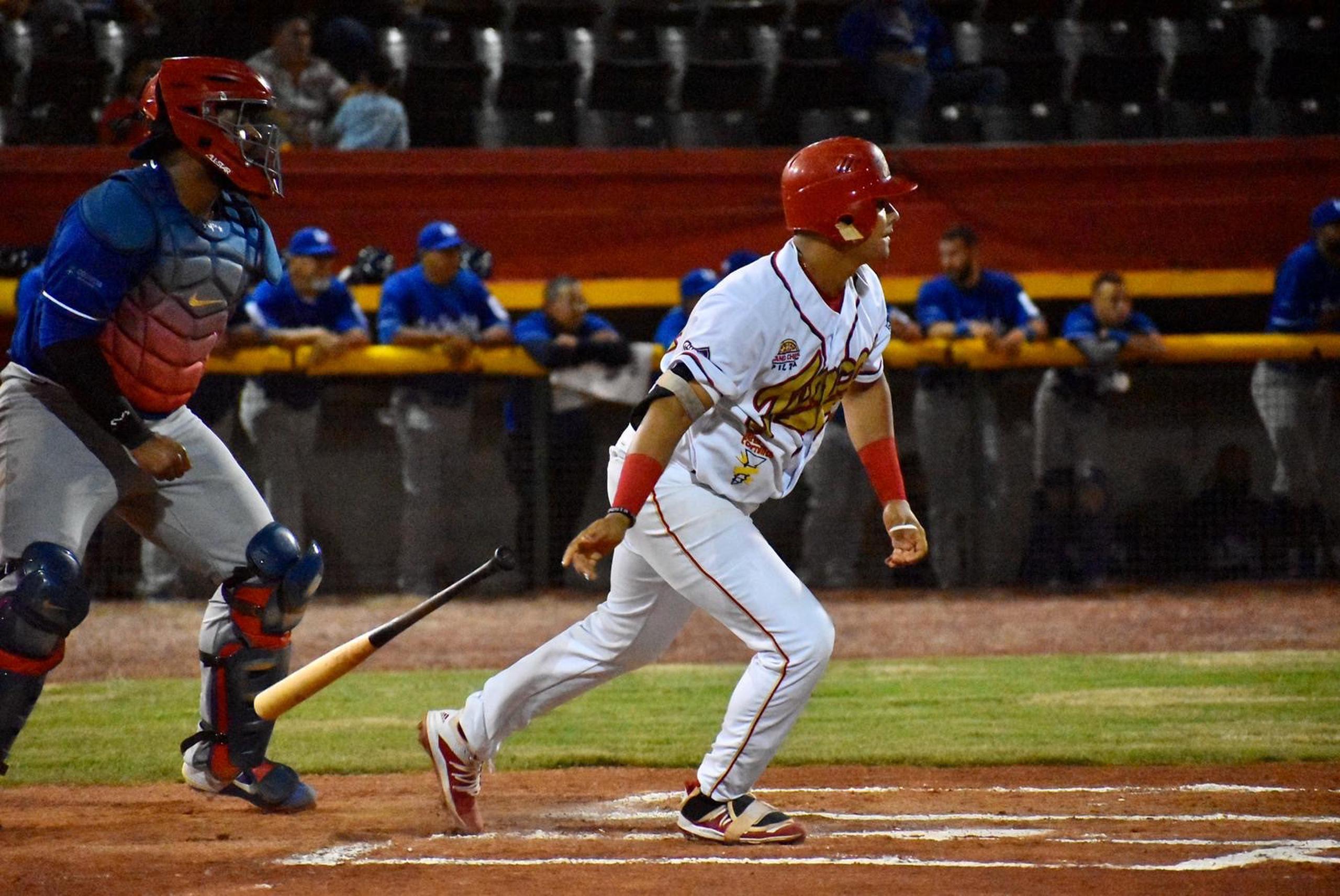 Jean Ortiz (a la ofensiva) es el receptor de los Mulos de Juncos, campeones del Béisbol Doble A.