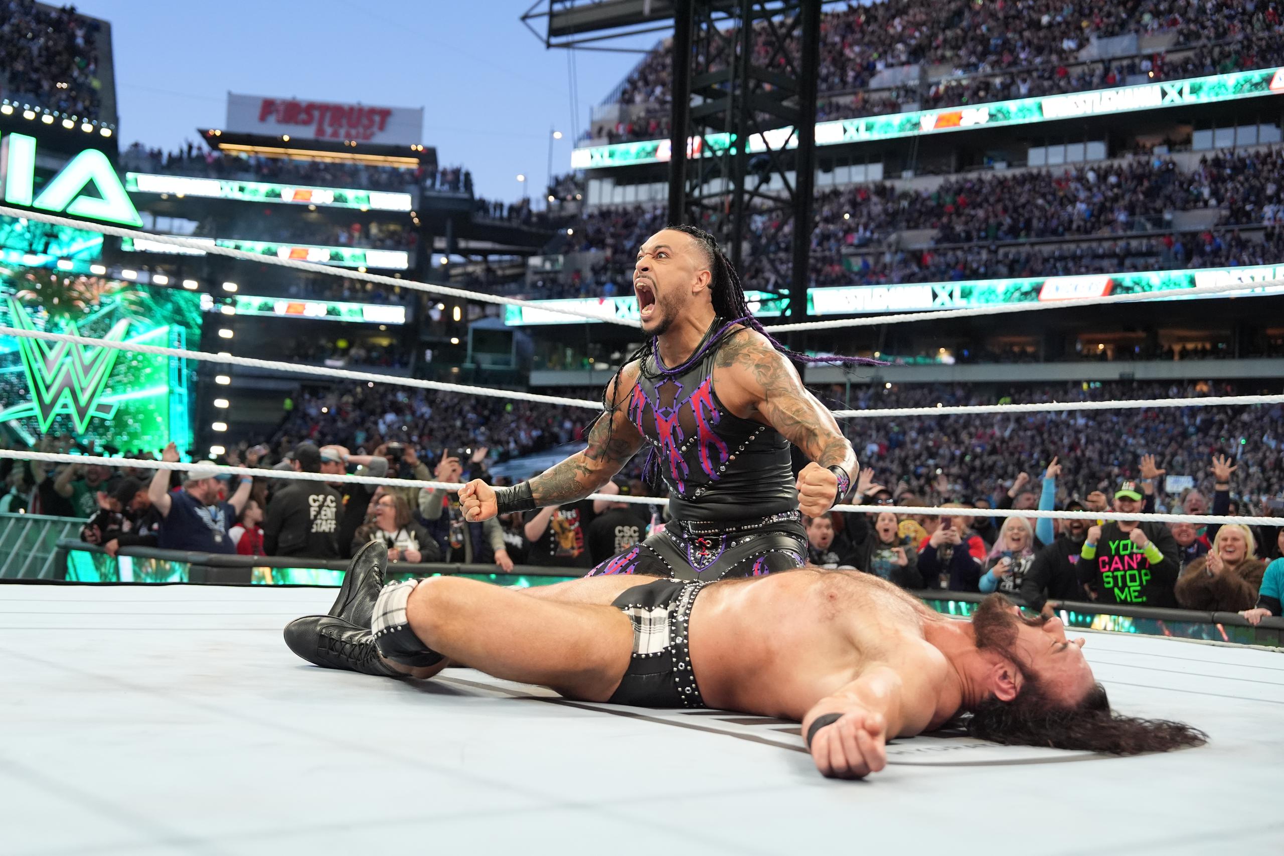 El boricua Damian Priest celebra tras vencer a Drew McIntyre en una lucha por el campeonato peso pesado de la WWE en Wrestlemania 40.