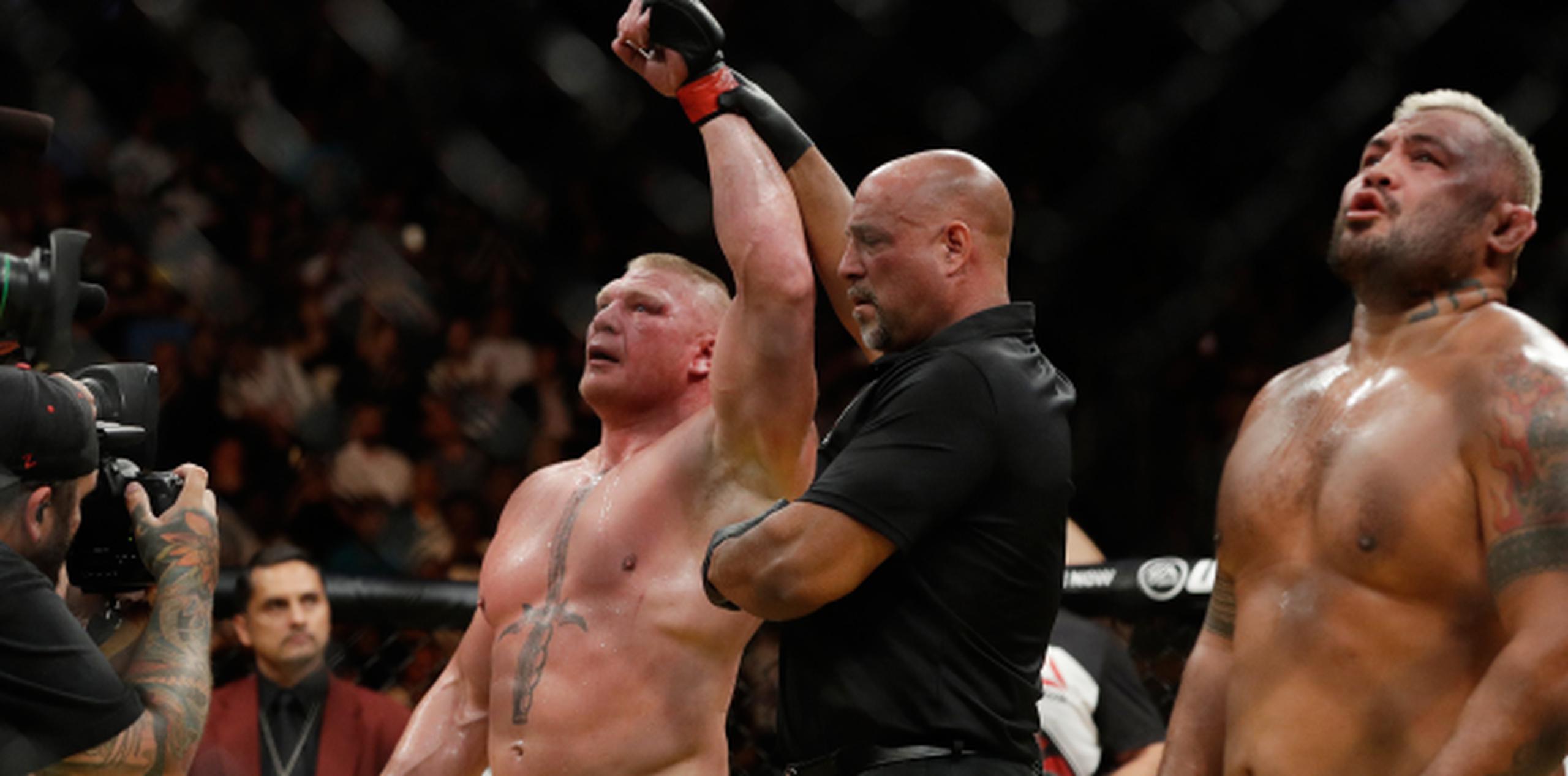 Brock Lesnar es proclamado ganador en su pelea contra Mark Hunt, en lo que marcó un triunfal regreso a la UFC. (AP/John Locher)

