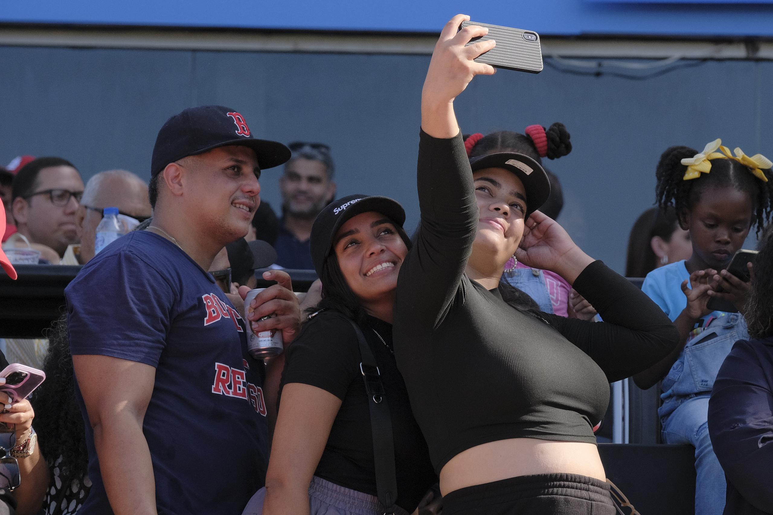 Una fanática se toma un selfie con jugadores de los Rays.