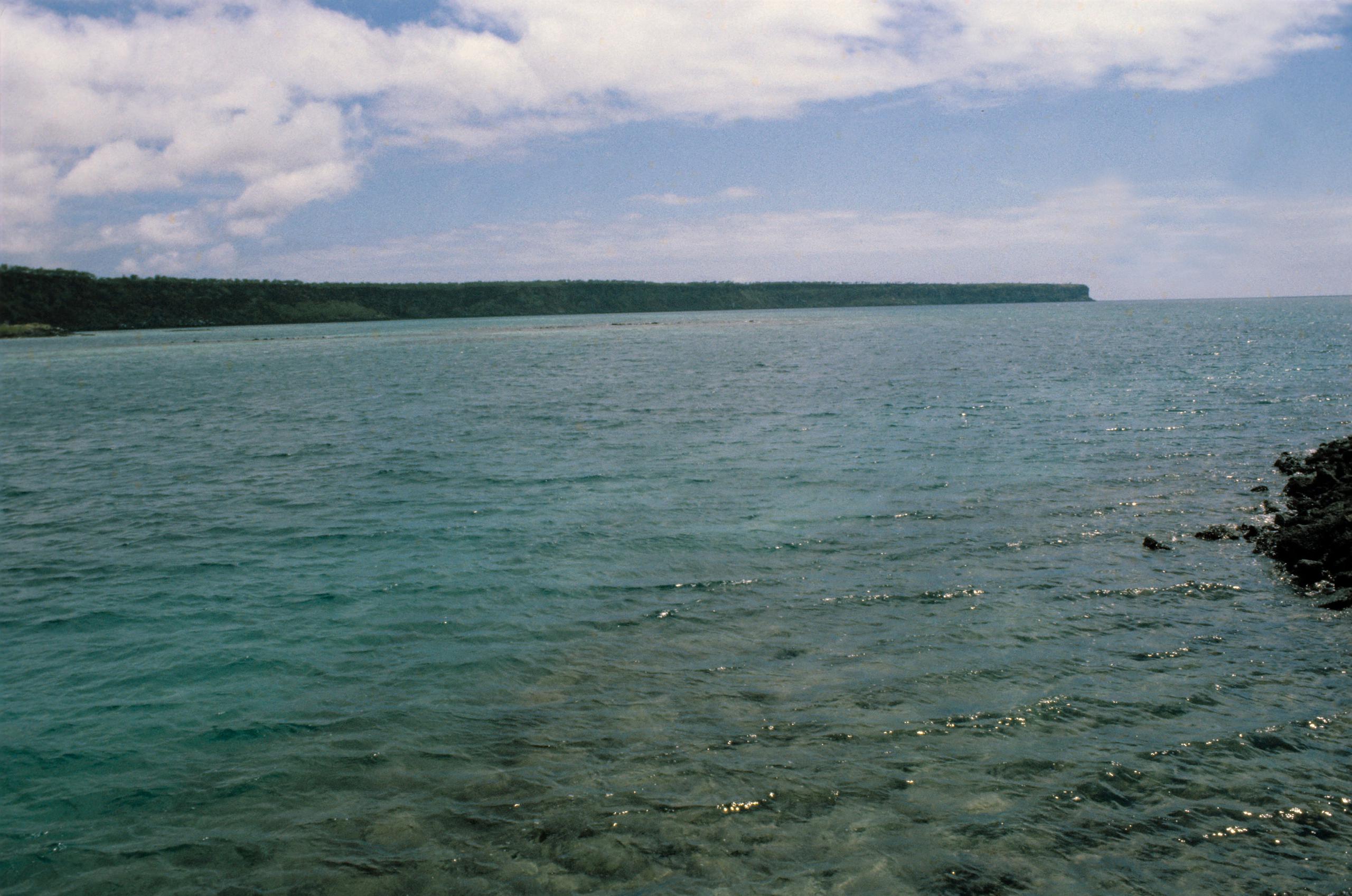La Dirección del Parque Nacional Galápagos (PNG) informó que la embarcación de turismo "Albatros" naufragó en la bahía Academia, en la Isla Santa Cruz, ante lo cual se emprendieron "acciones inmediatas para reducir los impactos del siniestro sobre los ecosistemas marinos". En la imagen un registro de archivo de una de las isla del archipiélago de las Galápagos.