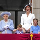 Fotos: Príncipe Louis se roba el show en el jubileo de su bisabuela