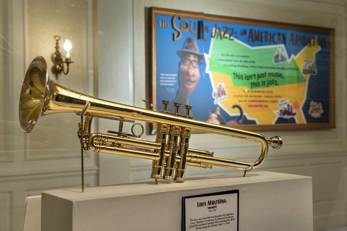 Instrumentos y partituras relacionados al jazz son parte de la exhibición.