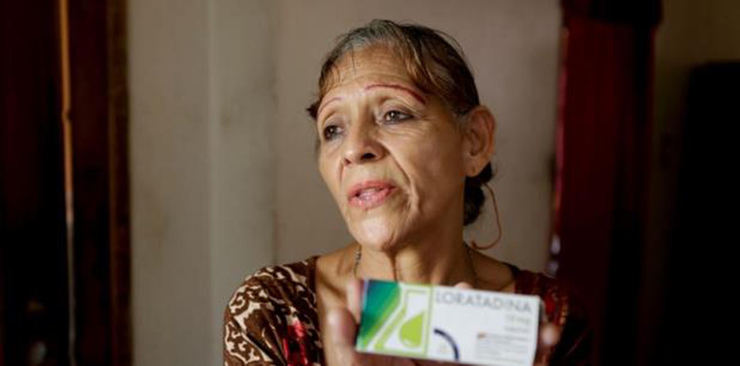 Bertha Dun muestra medicinas compradas con criptomonedas a través de transferencias por Internet en Barquisimeto, Venezuela. (AP)