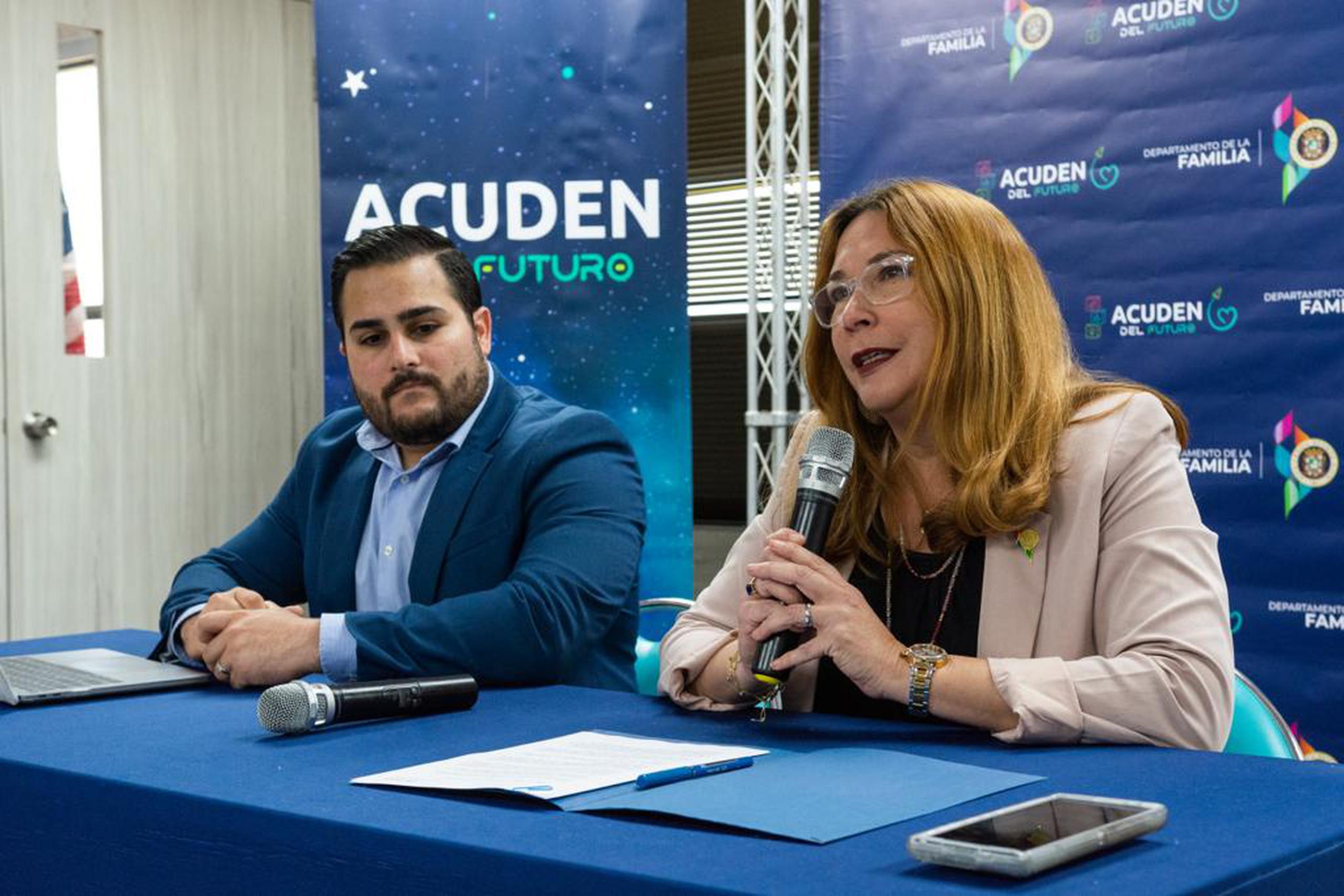 El administrador de la ACUDEN, Roberto Carlos Pagán y la secretaria del Departamento de la Familia, Ciení Rodríguez.