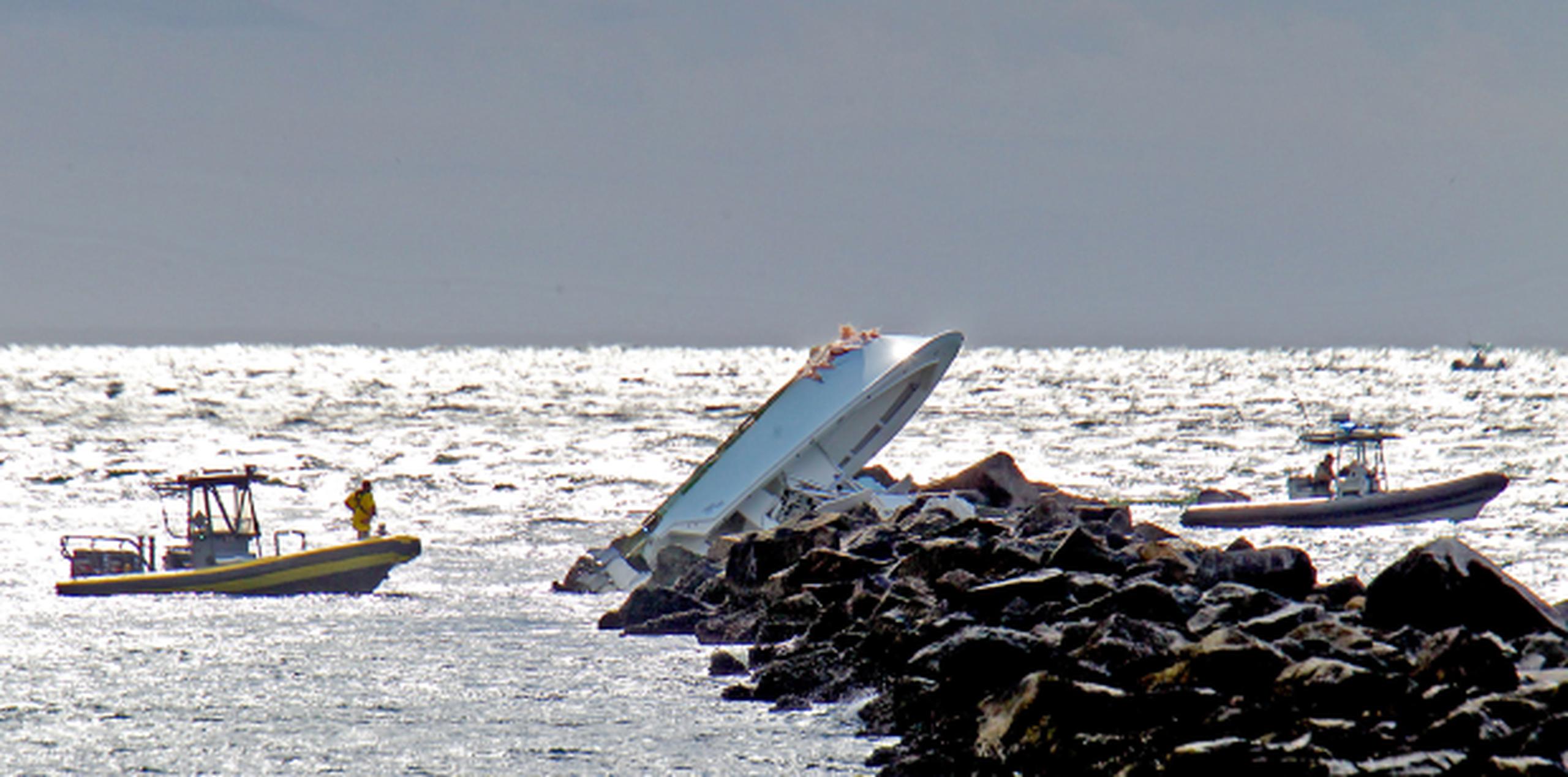 Escena del bote accidentado en el que murió Fernández. (AP)