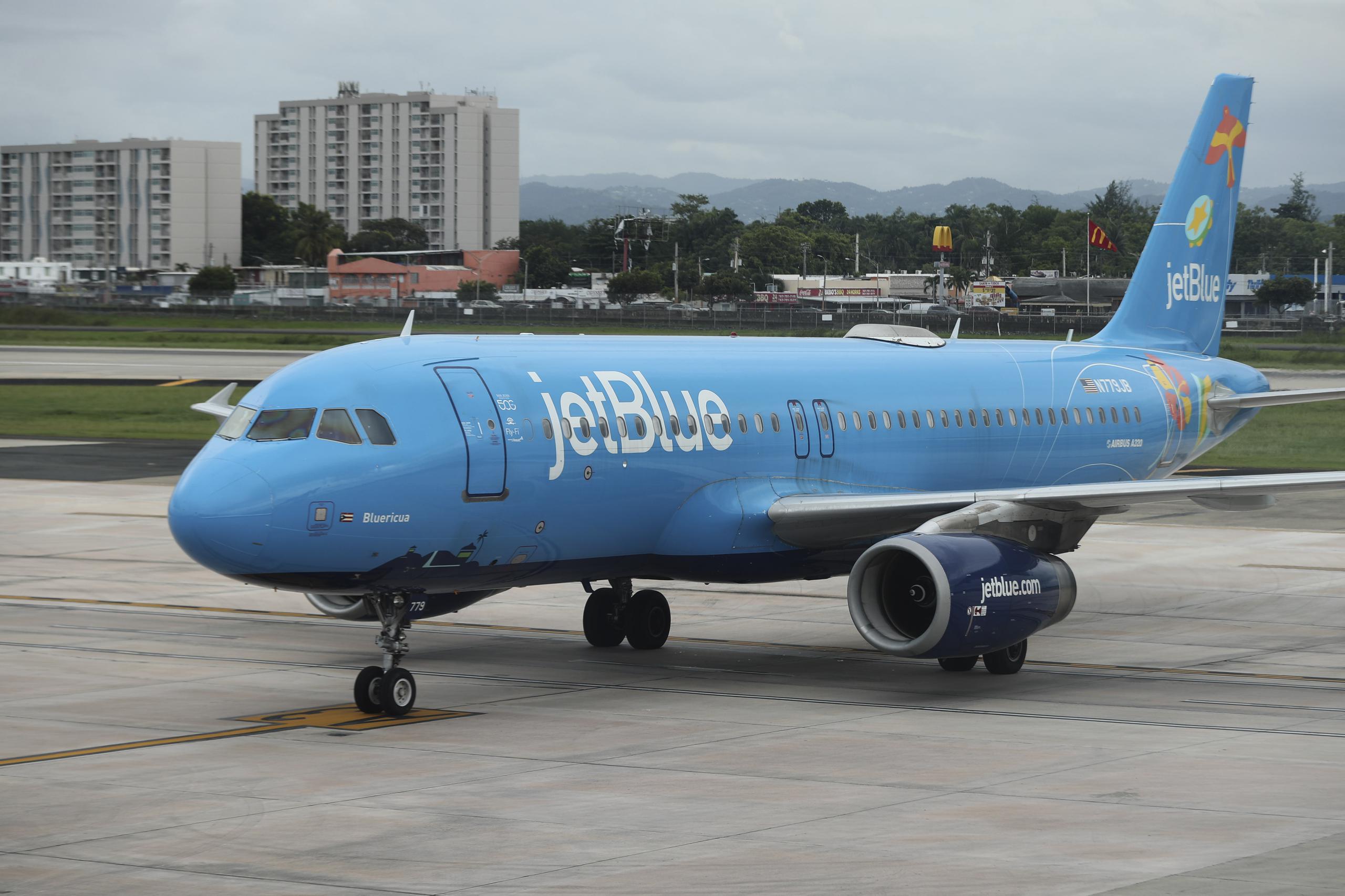 Vista del avión Bluericua de la aerolínea JetBlue en el aeropuerto Luis Muñoz Marín, en Carolina.