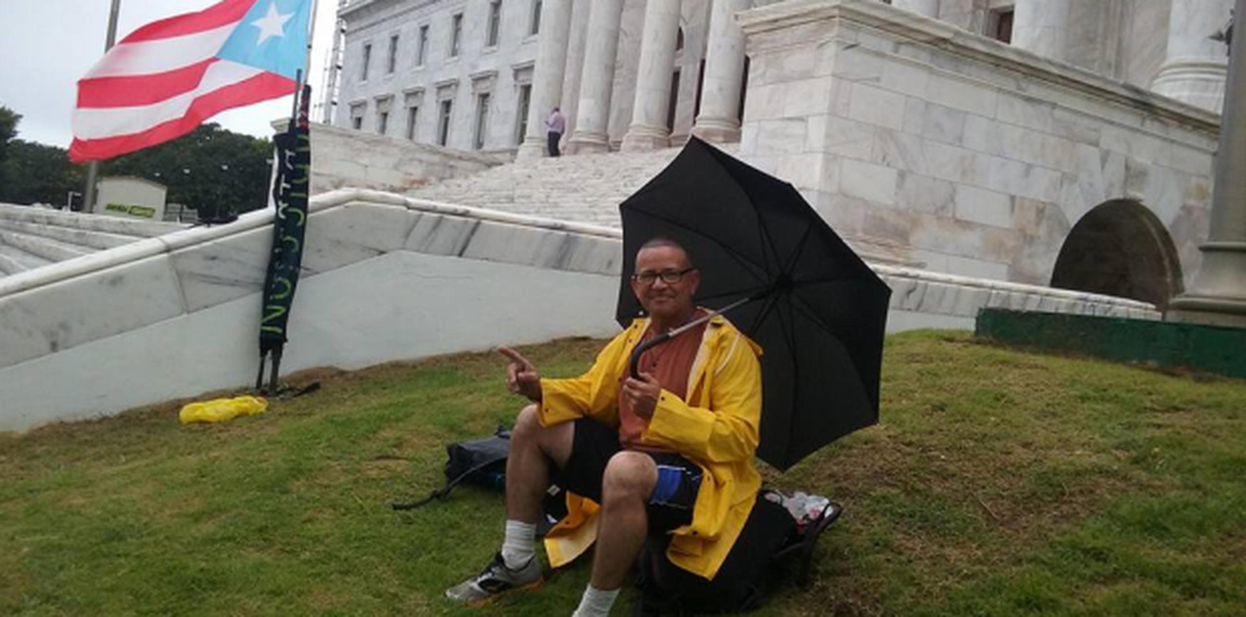 Juan Rolón Rivera, apertrechado para el sol y la lluvia de estos días, se siente esperanzado en que la nueva administración gubernamental atienda el asunto. (Foto/Suministrada)