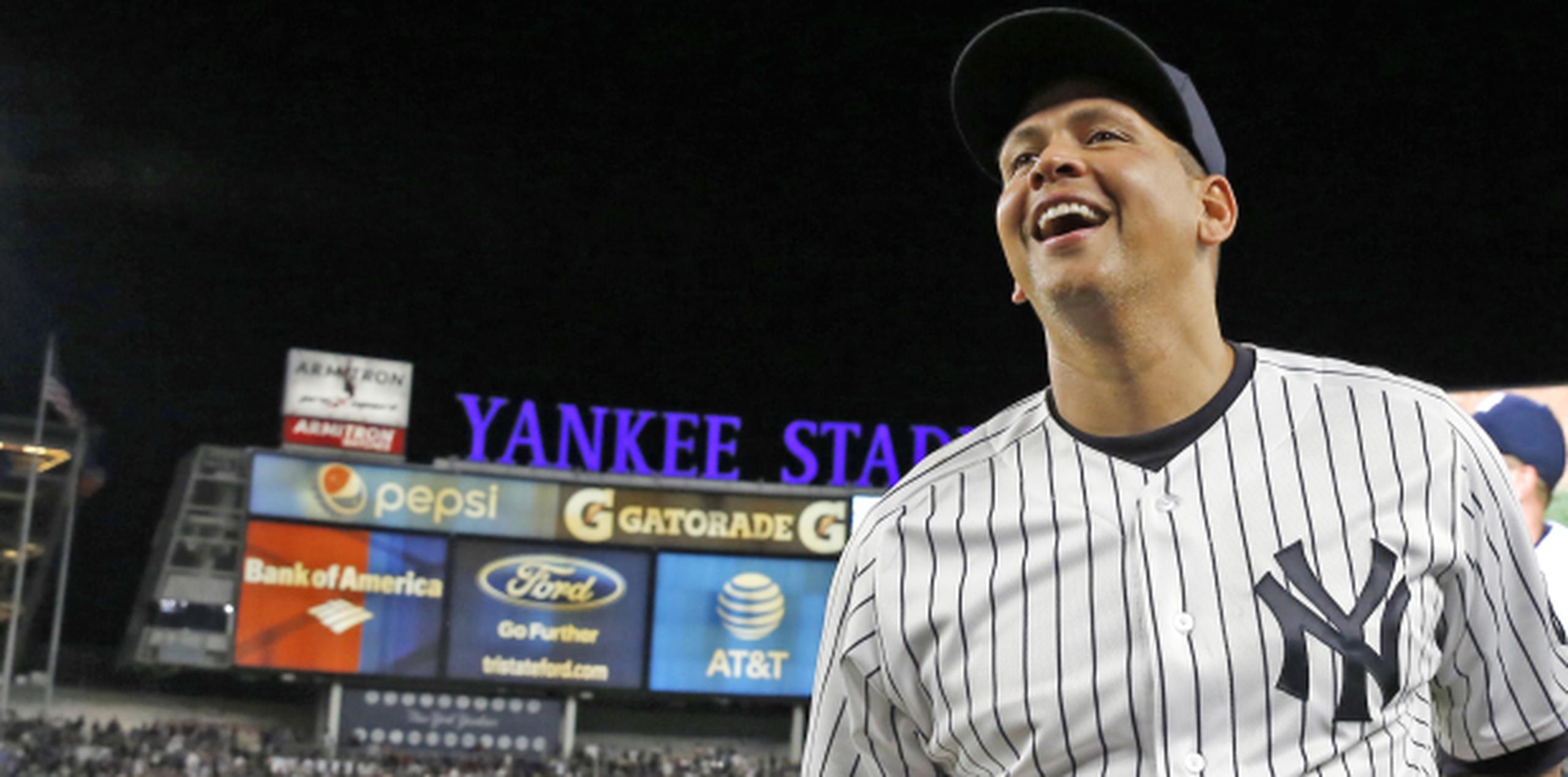 Alex Rodríguez sonríe antes de atender a la prensa luego de su último juego con los Yankees, el pasado sábado. (AP/Kathy Willens)
