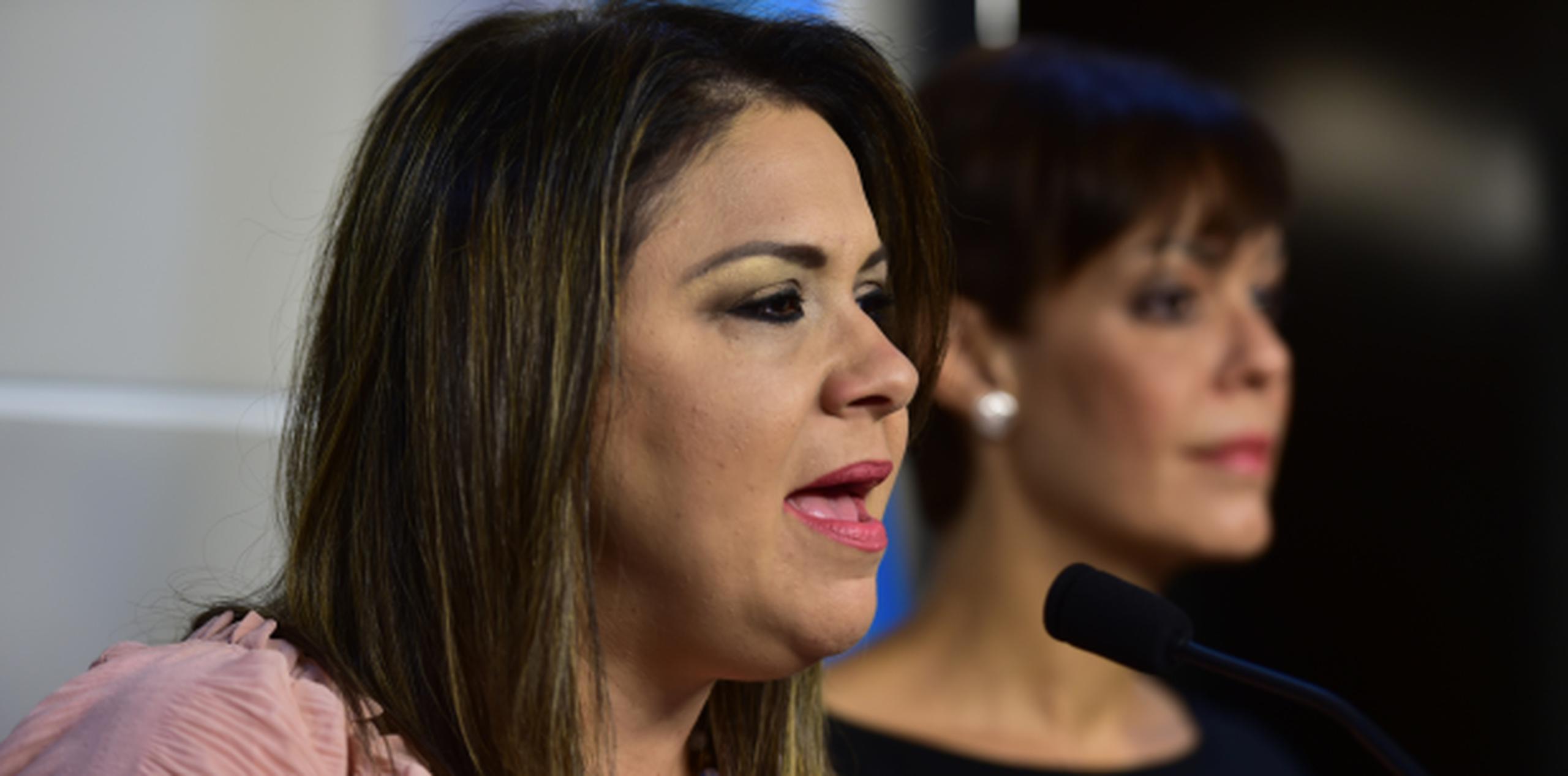 La senadora popular Maritere Gonzále y la pipiola maría de Lourdes Santiago denunciaron el mal manejo de estas ayudas que reciben más de 100,000 niños. (LUIS.ALCALADELOLMO@GFRMEDIA.COM)
