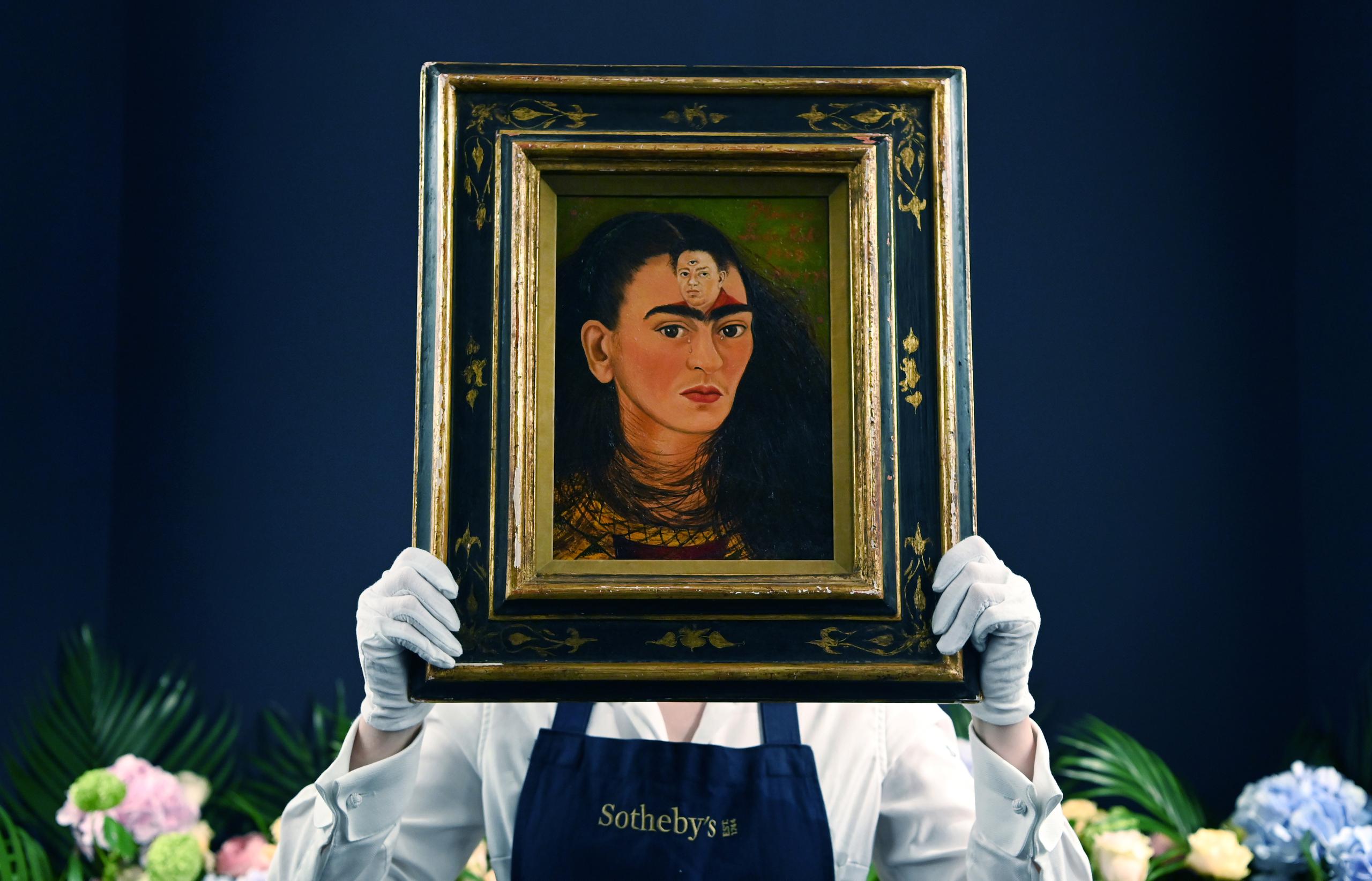 La obra "Diego y yo", de 30 centímetros de alto y 22,4 de ancho, es un autorretrato en primer plano de Kahlo que fue completado en 1949, pocos años antes de su muerte.
