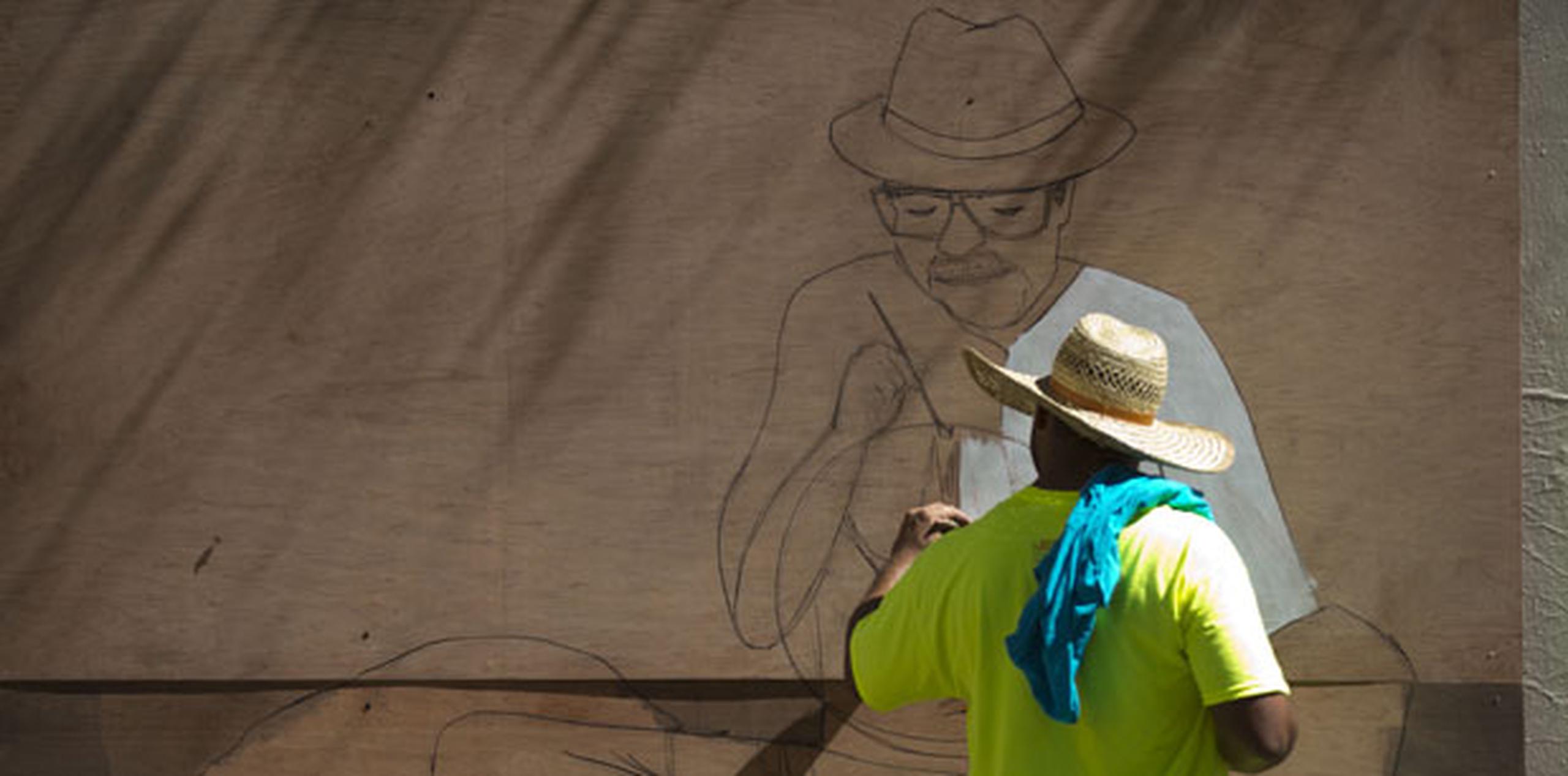 Otra de sus funciones será darle continuidad a los trabajos de la Campechada 2014. En la foto, un artista trabaja en un mural cerca de la calle San Sebastian durante la Campechada 2013. (Archivo)