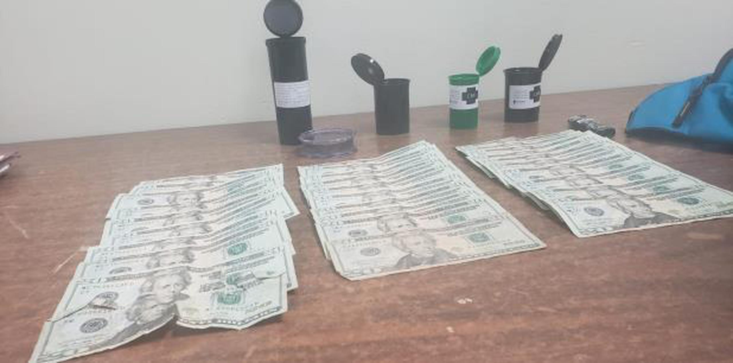 A uno de los arrestaron le ocuparon cuatro envases plásticos con picadura de marihuana y $650 en efectivo. (Suministrada)