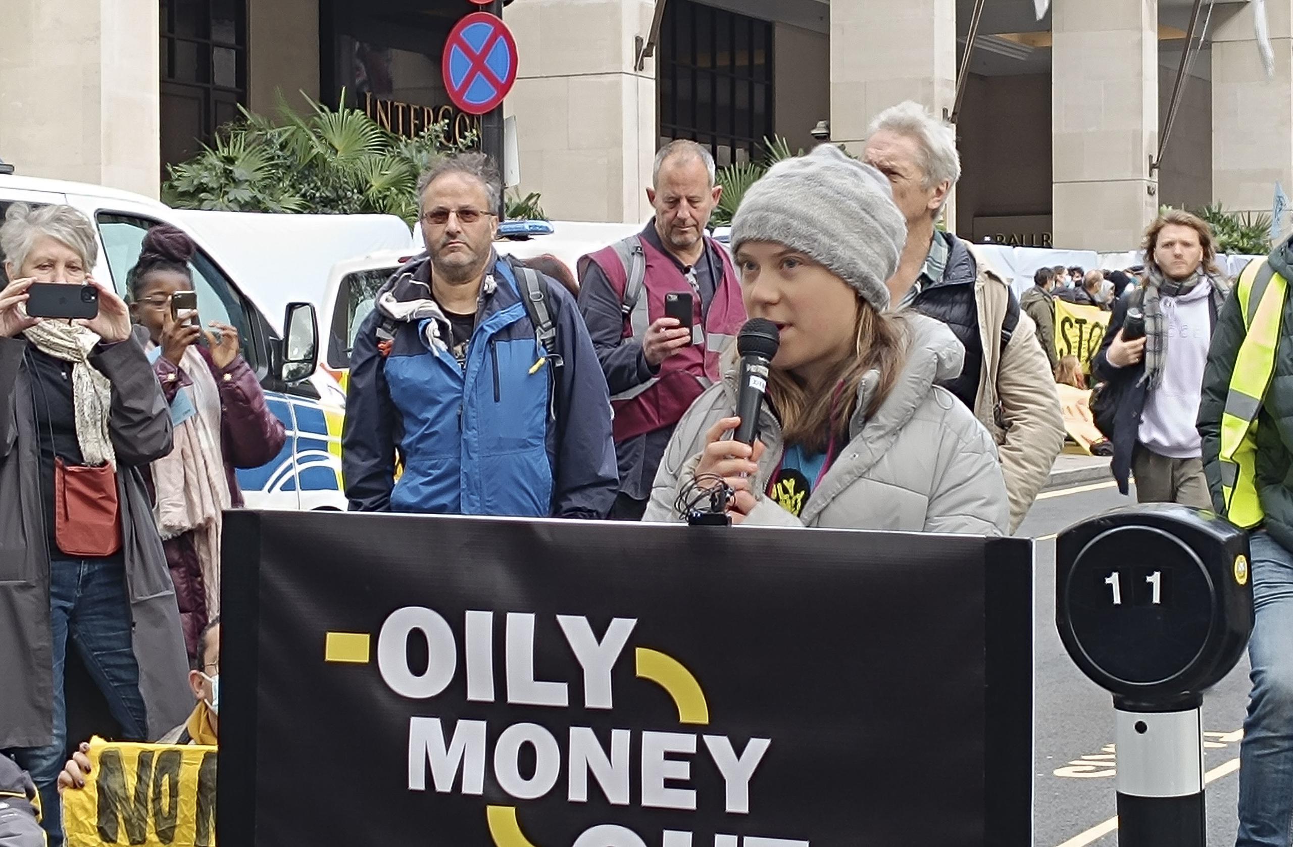 Thunberg participó desde primera hora en una manifestación para protestar contra las operaciones de las compañías energéticas que abogan por los combustibles fósiles.
