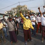 Disparos y gas lacrimógeno en medio de protestas en Myanmar