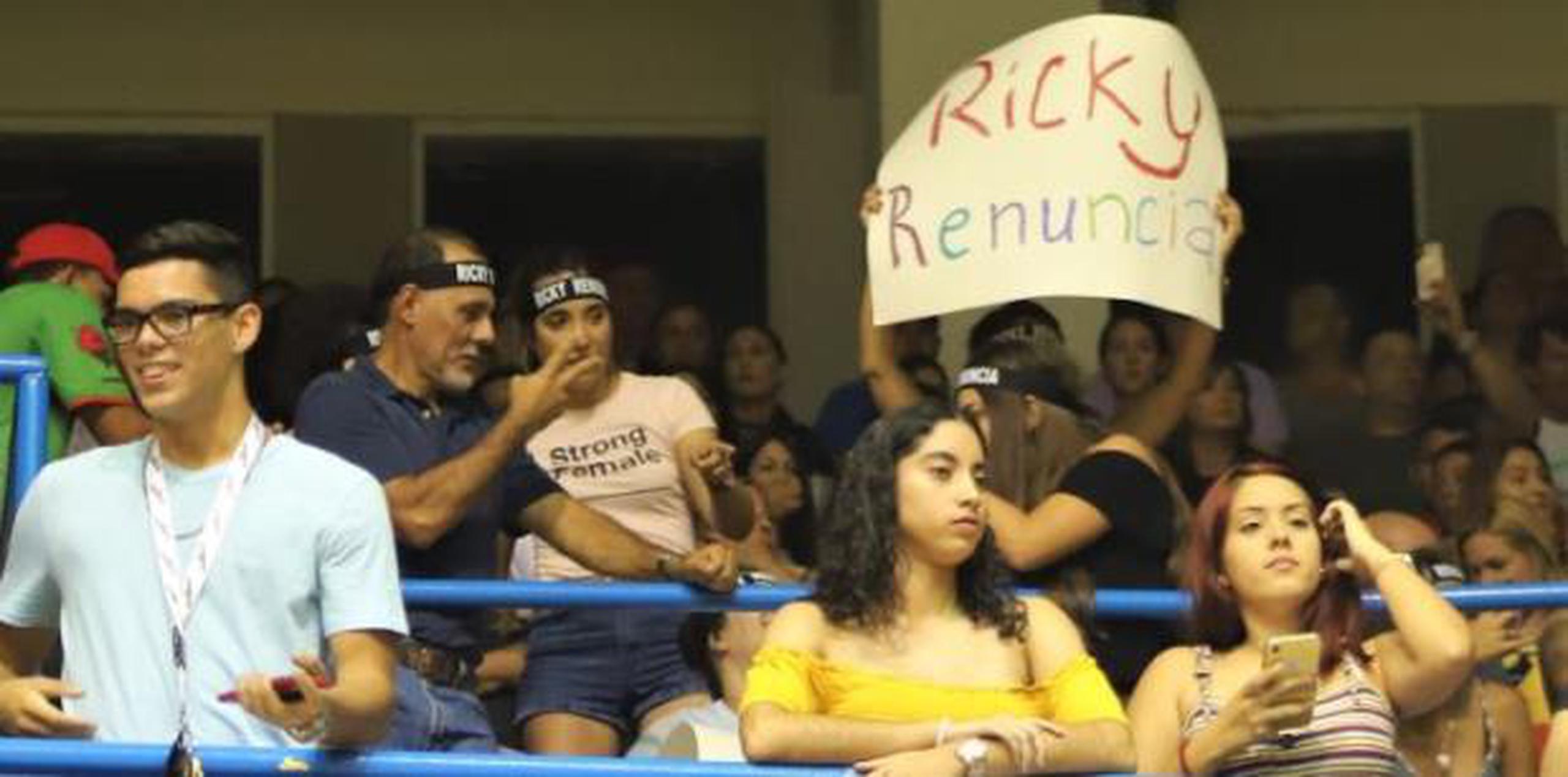 Al igual que el miércoles en Ponce, el público llegó el jueves a la Chavalillo Delgado de Aguada con carteles exigiendo la salida de Ricky Rosselló de la gobernación. (lester.jimenez@gfrmedia.com)