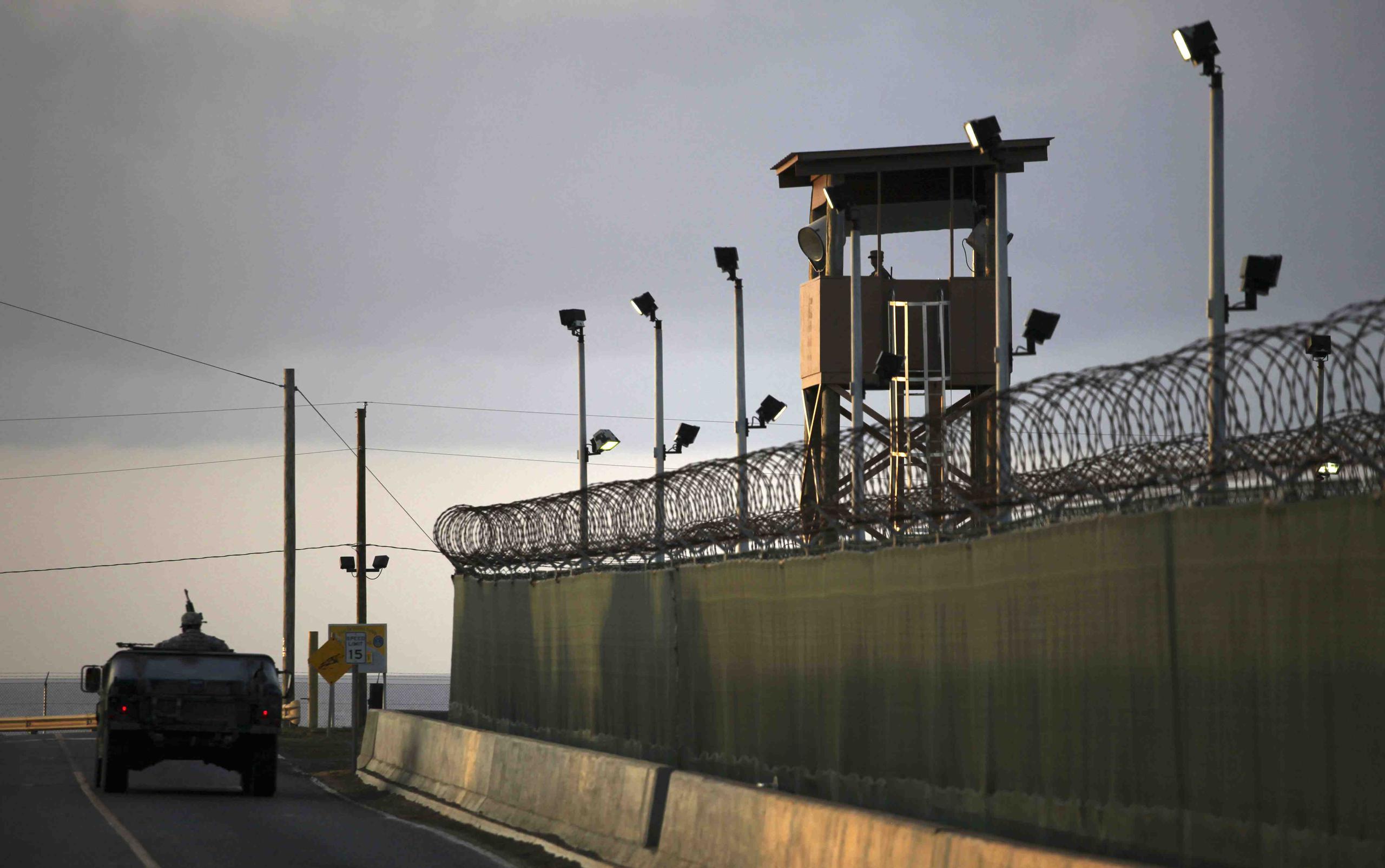 El presidente Barack Obama ha reducido el número de prisioneros en Guantánamo a menos de la mitad desde que asumió el cargo. (AP)