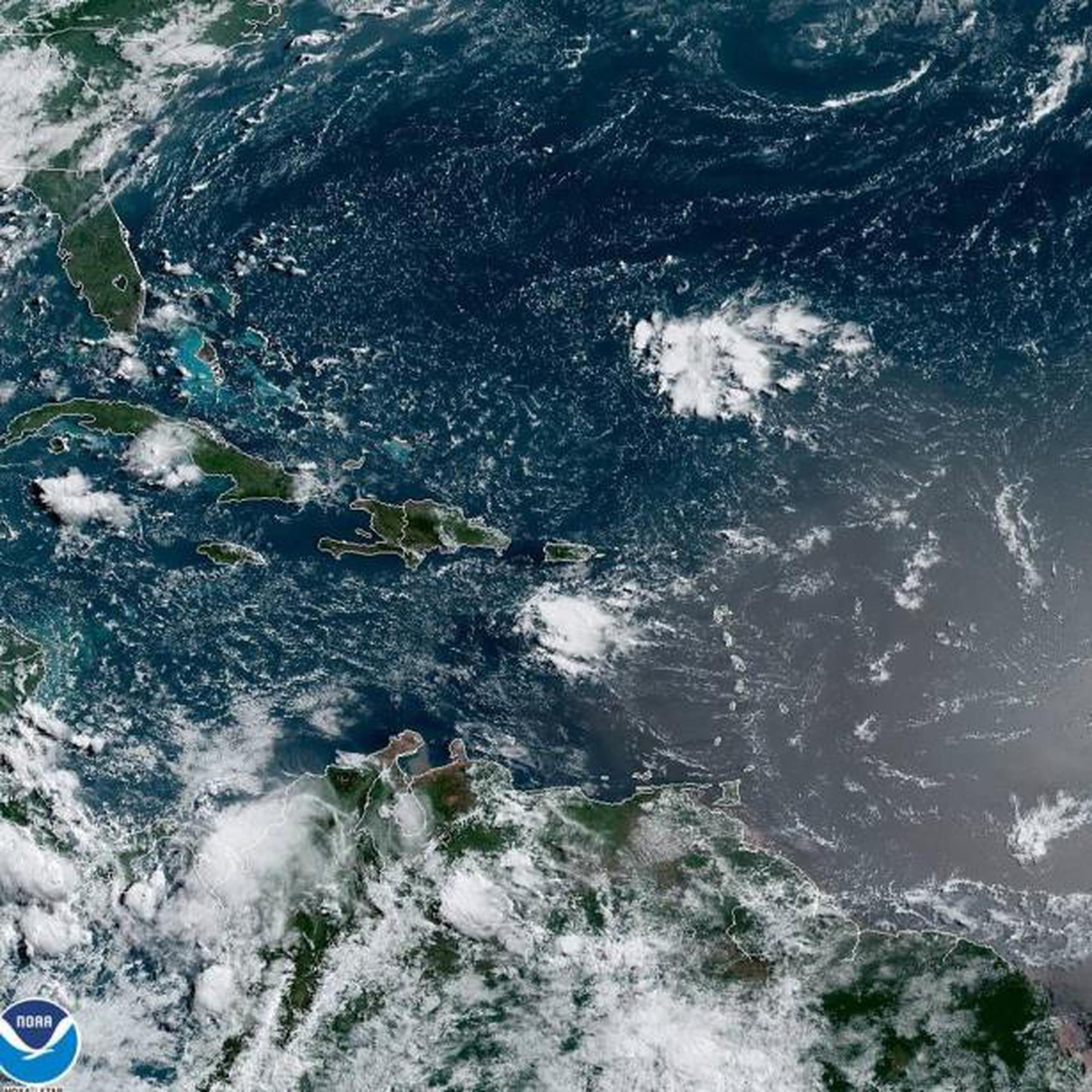 La onda tropical afectará la región hasta tarde en la noche de hoy. (Administración Nacional Oceánica y Atmosférica)