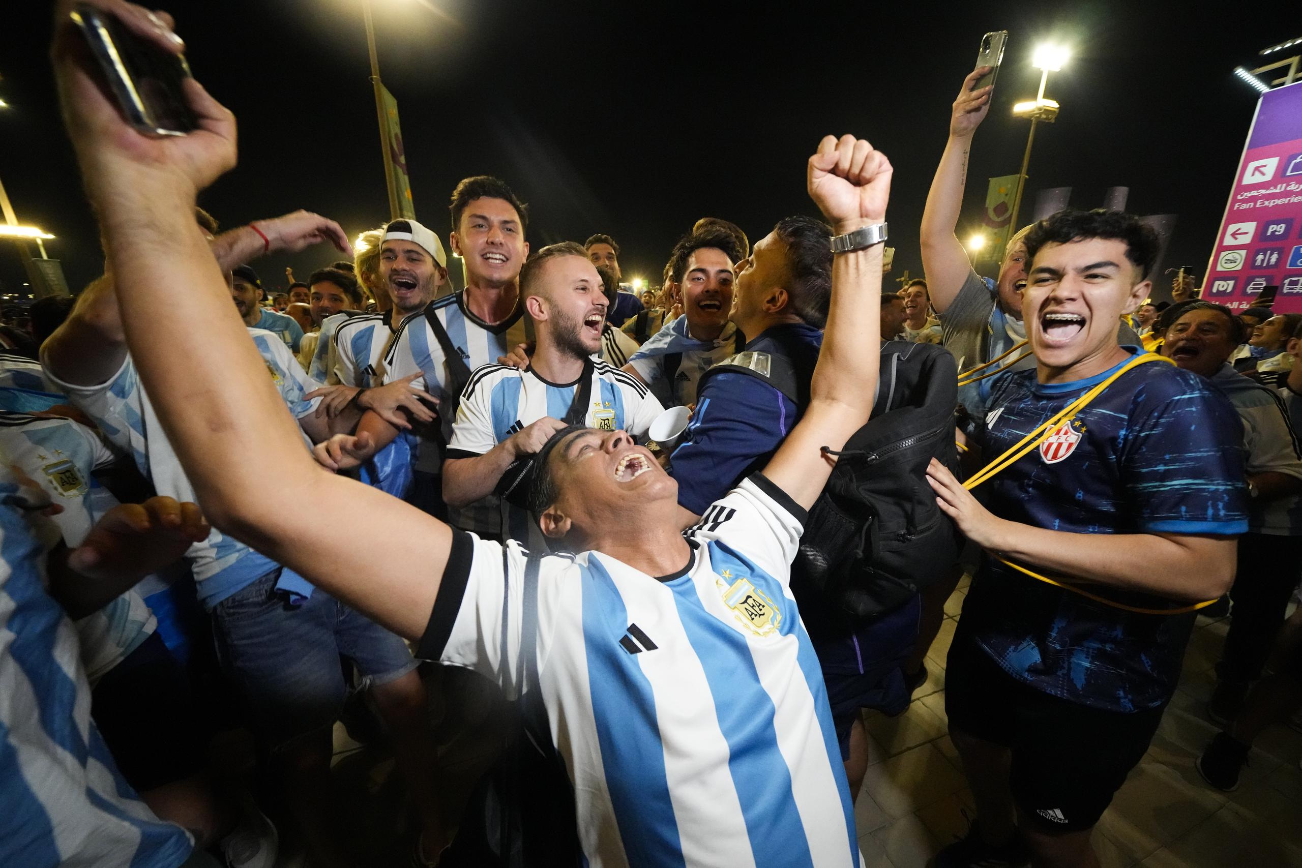 Los seguidores de Argentina celebraron afuera del estadio Lusail tras la victoria 2-0 ante México el sábado en Qatar.